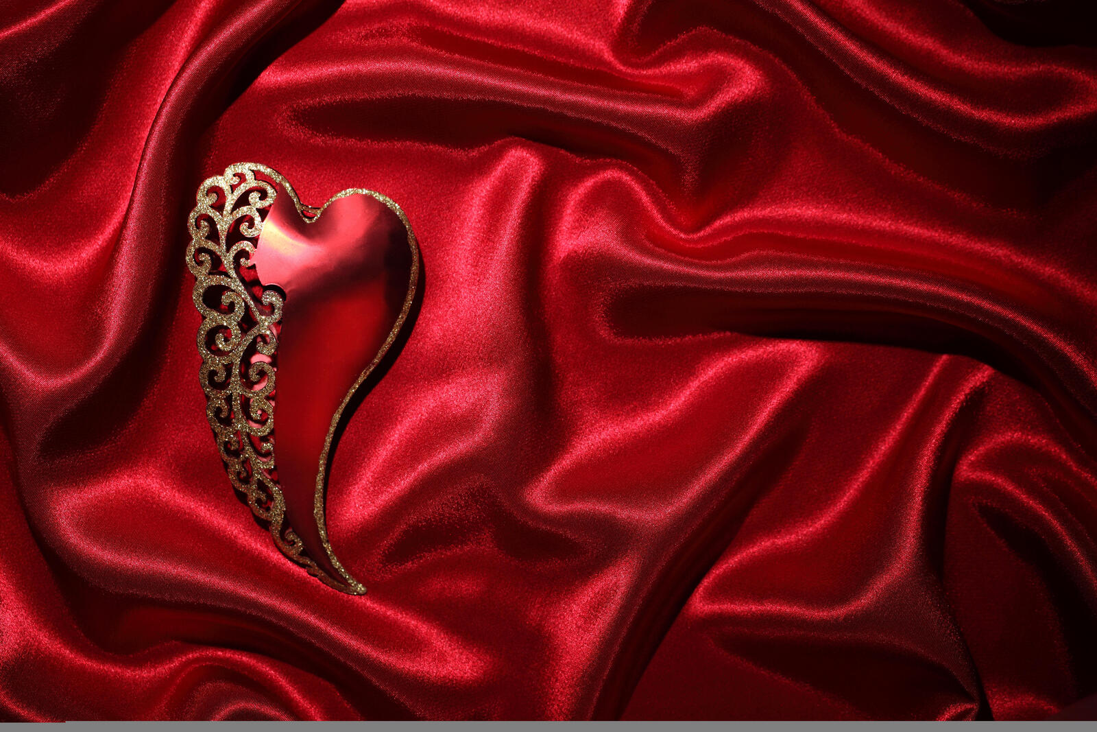 Обои День святого Валентина красная ткань с днём всех влюблённых на рабочий стол