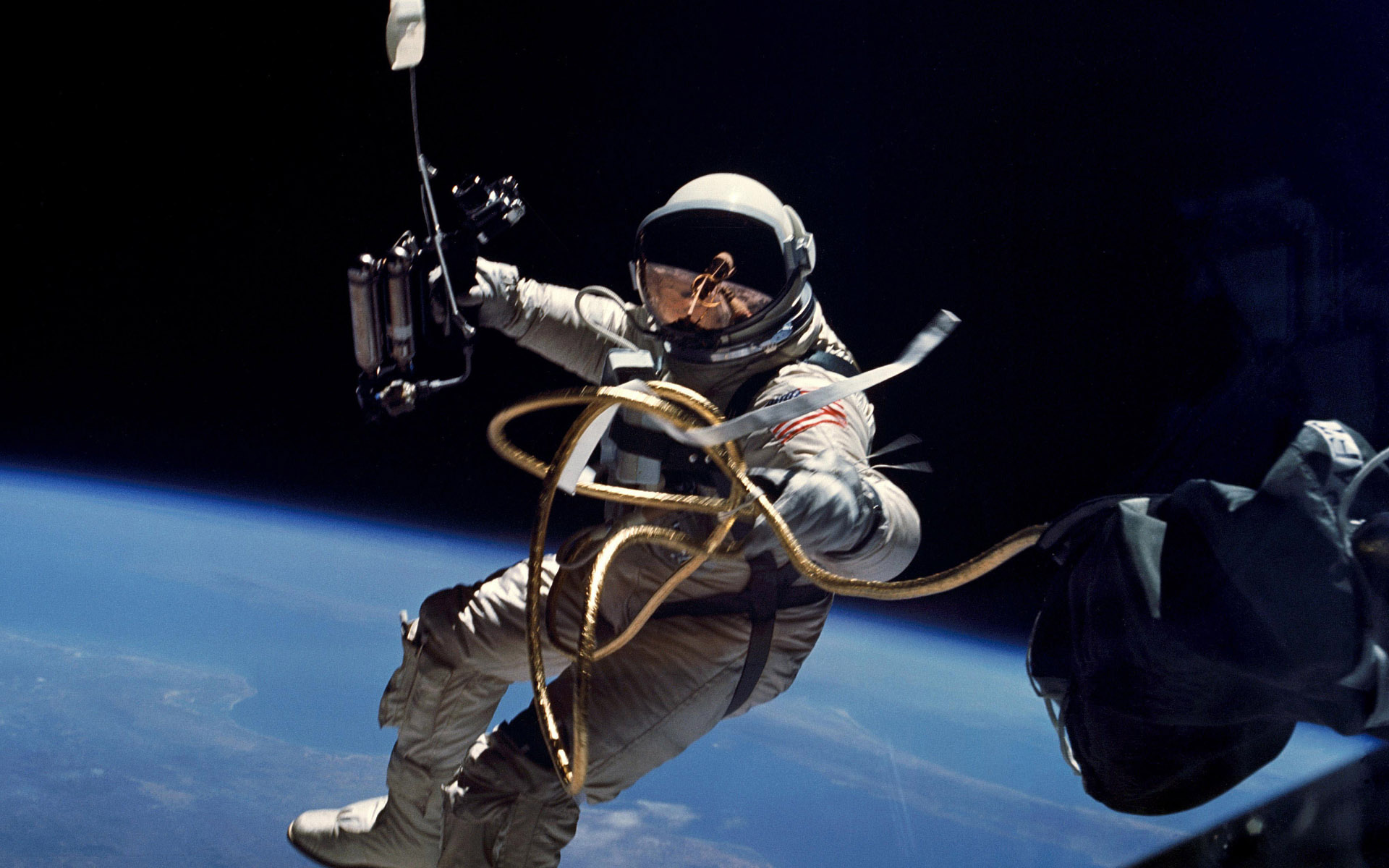 Обои космонавт скафандр шланг на рабочий стол