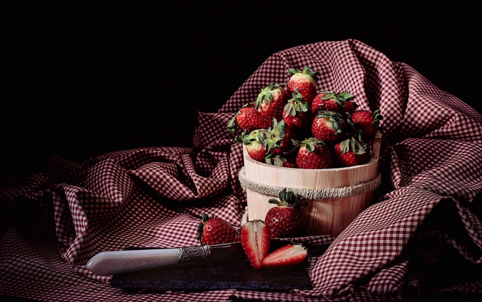 桌面上的壁纸浆果 草莓 浴缸