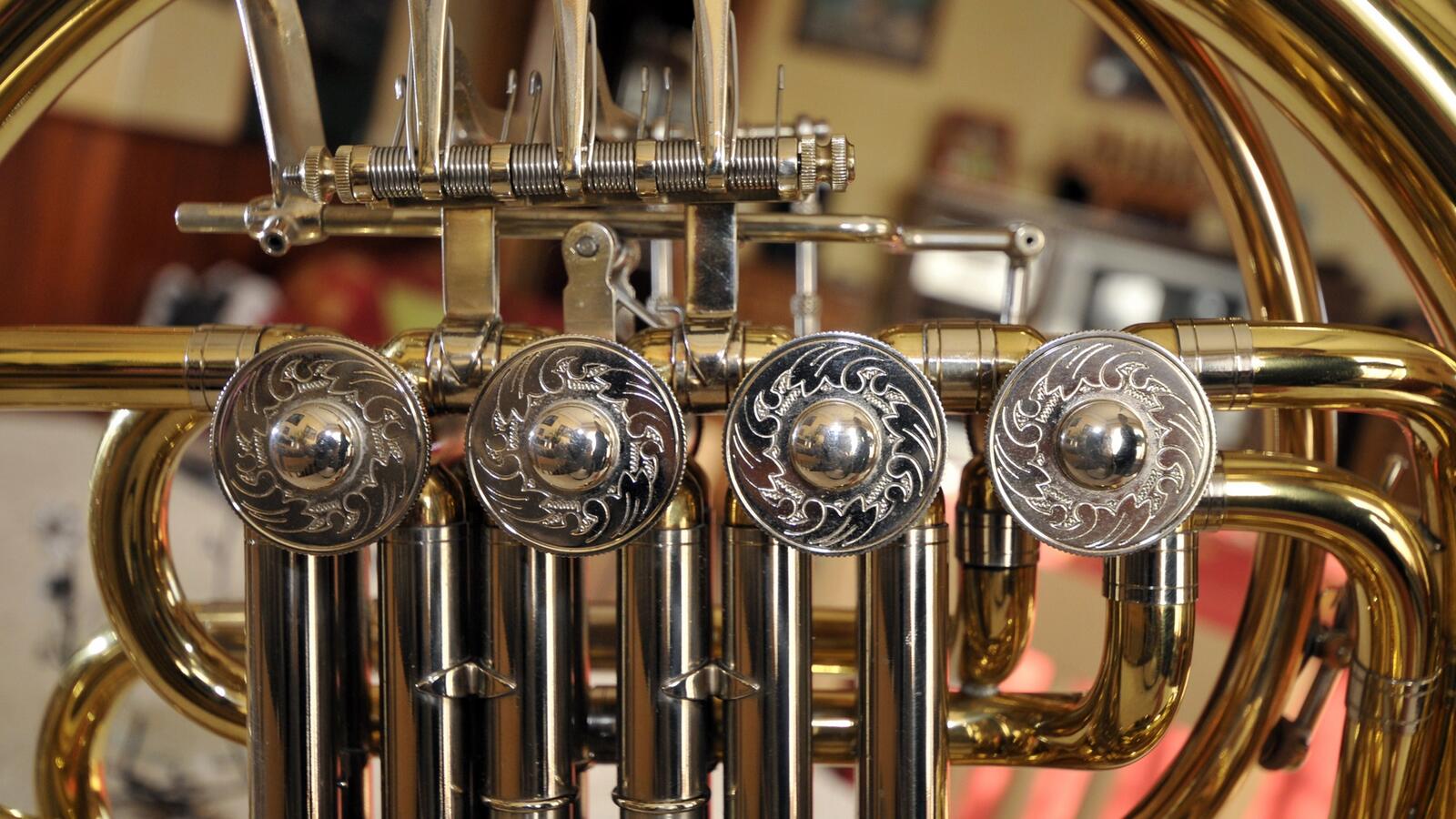 Обои музыкальный инструмент валторна труба на рабочий стол