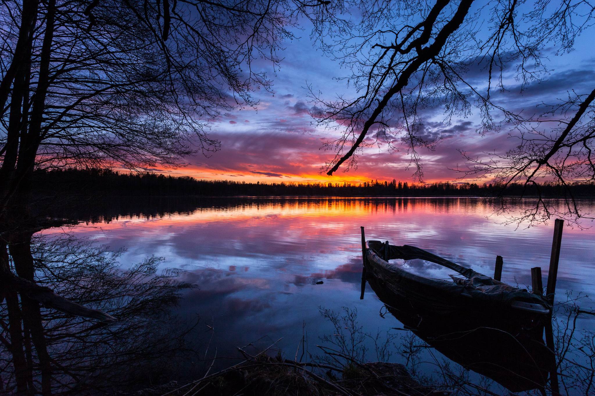Бесплатное фото Старя лодка для прогулки по озеру на закате
