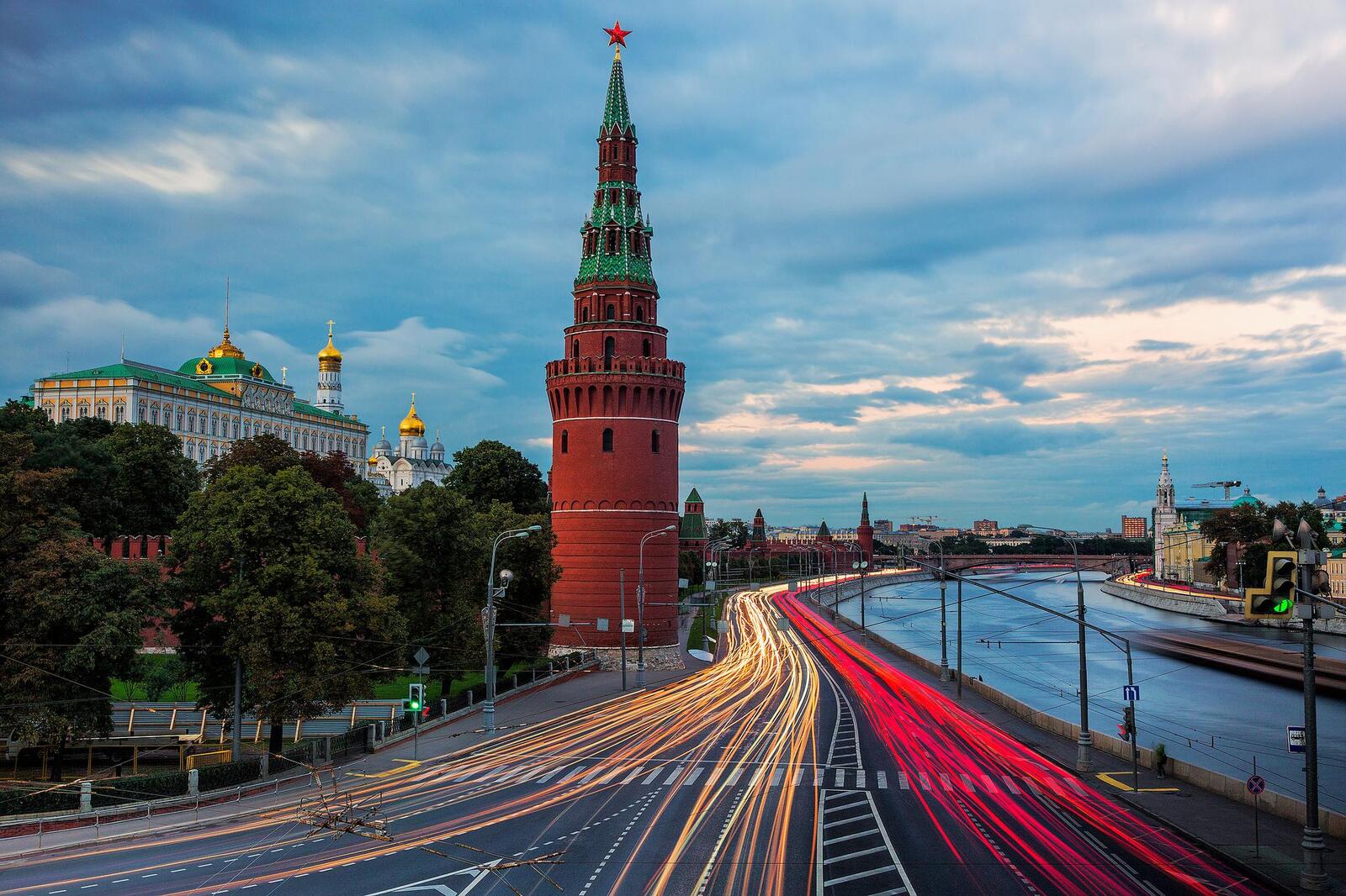 Wallpapers Moscow River leading past the walls of the Moscow Kremlin Moscow on the desktop