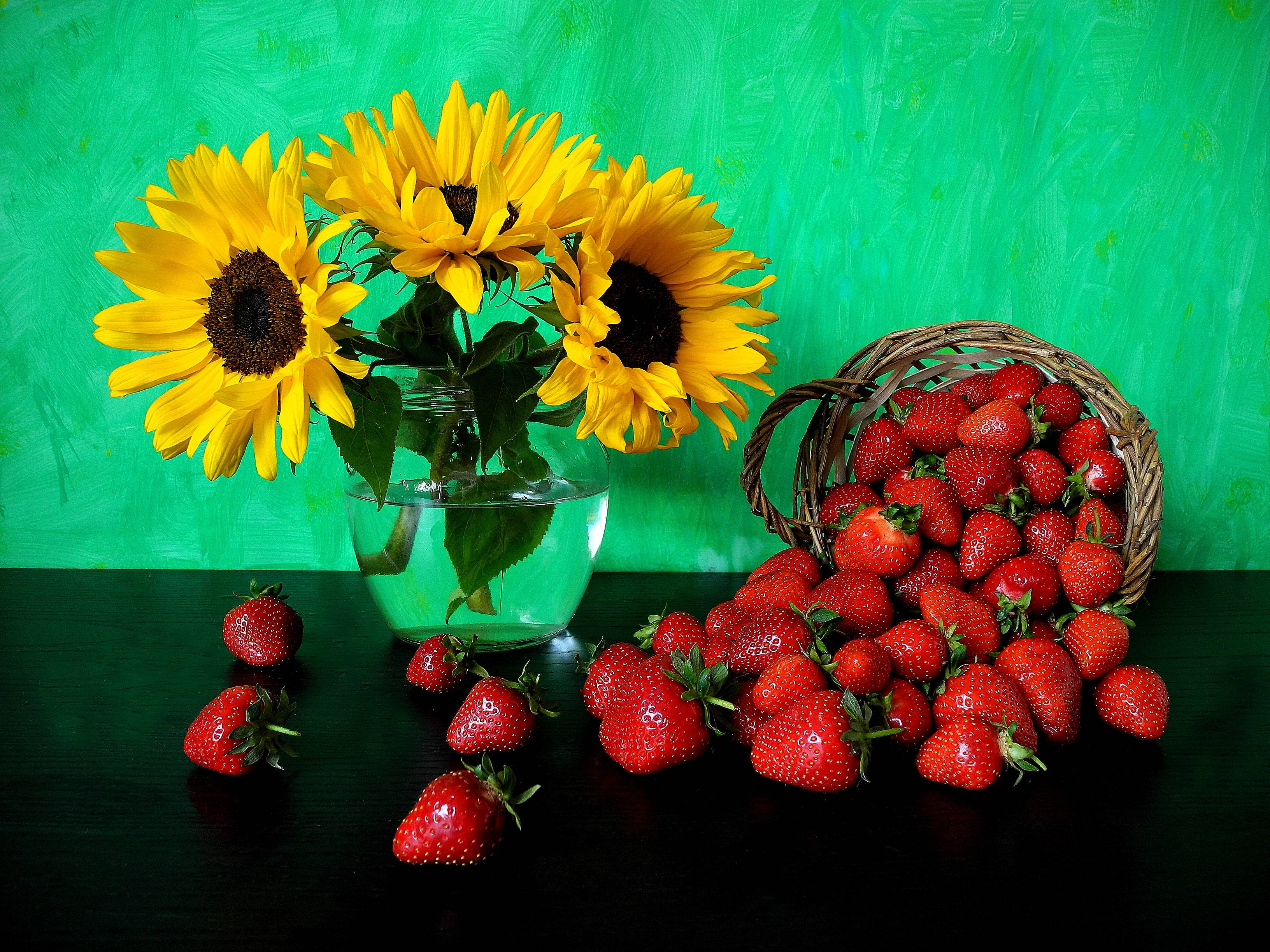 桌面上的壁纸鲜花 草莓 静物