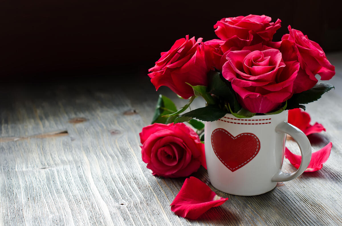 A mug with red roses