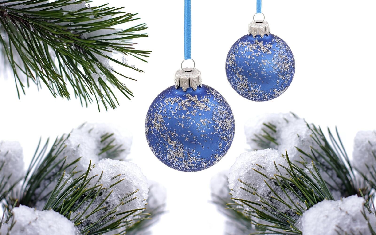 Обои Рождественские синие шары снег еловые ветки на рабочий стол