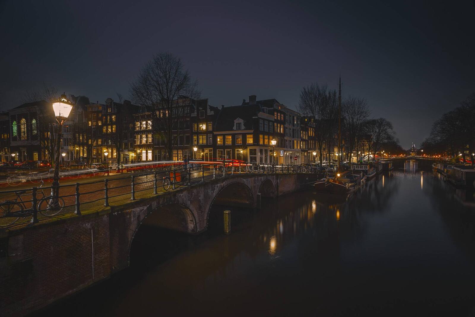 桌面上的壁纸城市 位于北荷兰省 夜城