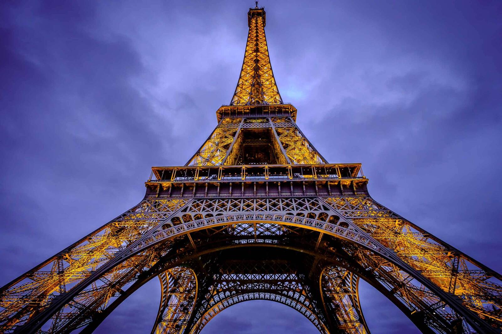 Обои Франция Эйфелева Башня темнеет на рабочий стол