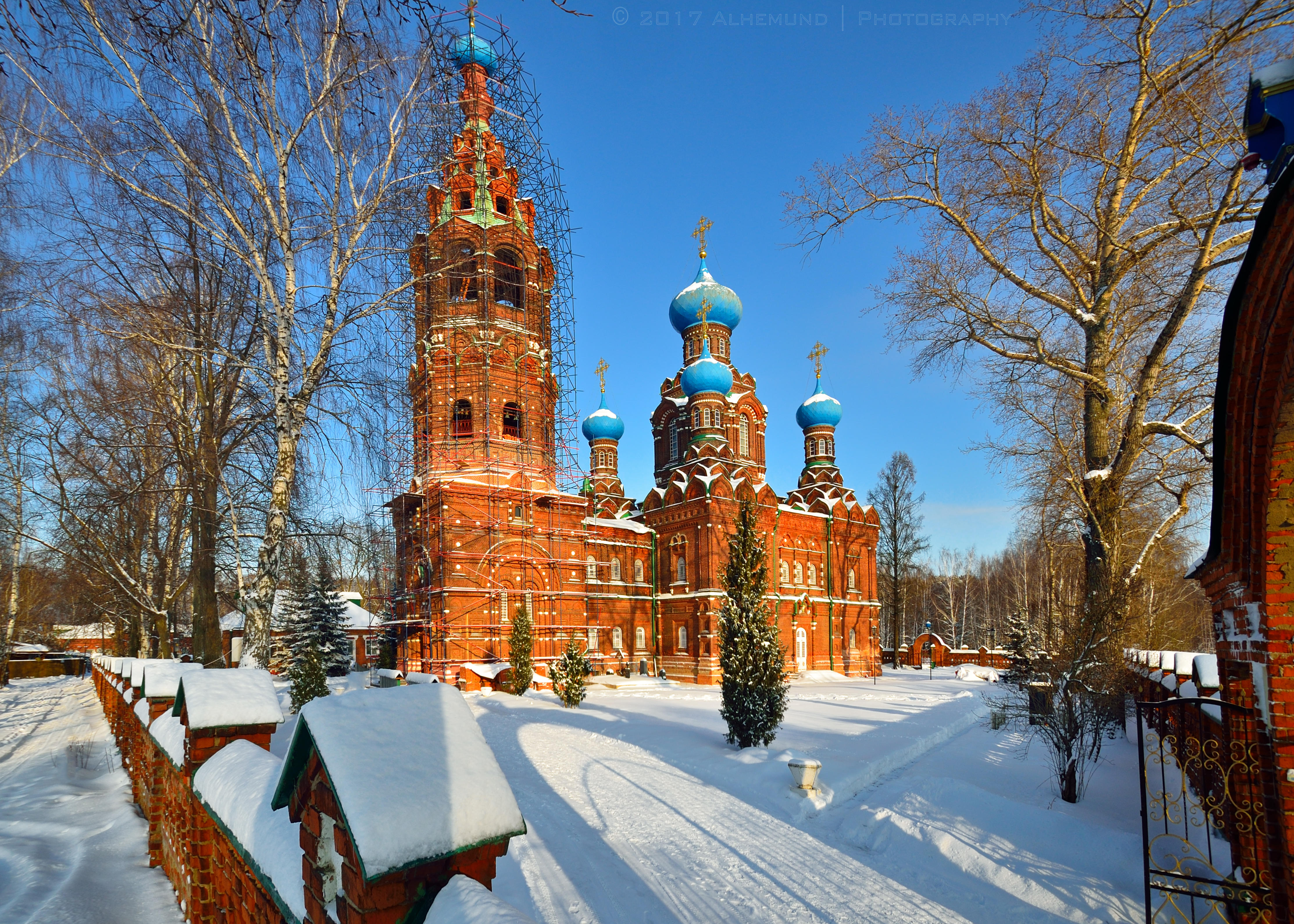 Free photo The Church of the Intercession of the Blessed Virgin Mary in winter
