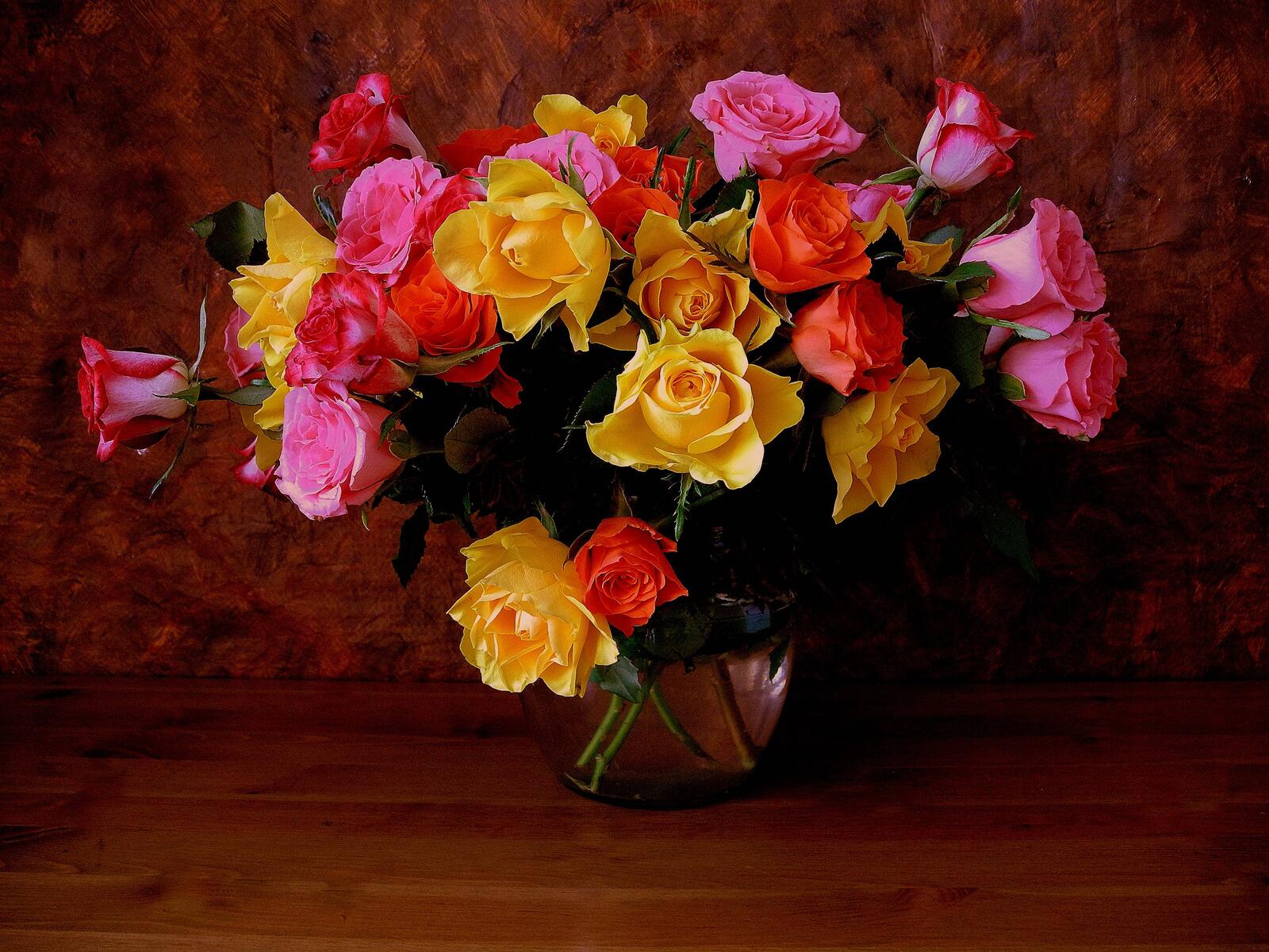 Обои натюрморт ваза розы на рабочий стол