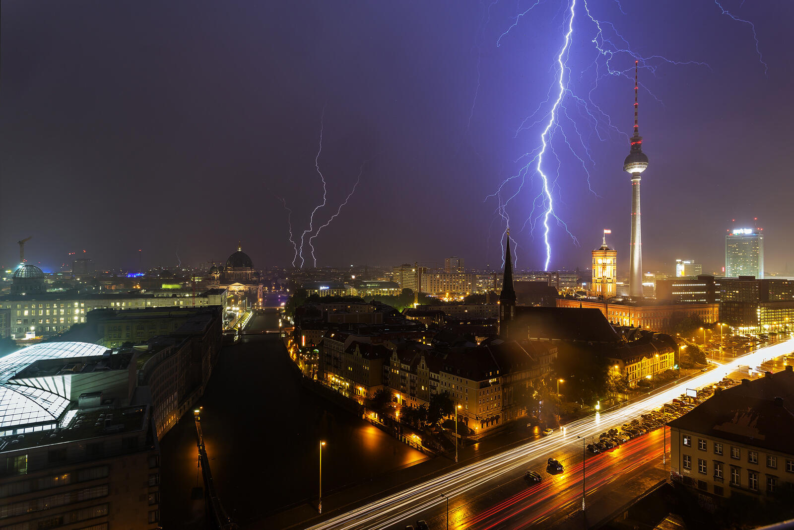 Обои Берлин ночной город молния на рабочий стол