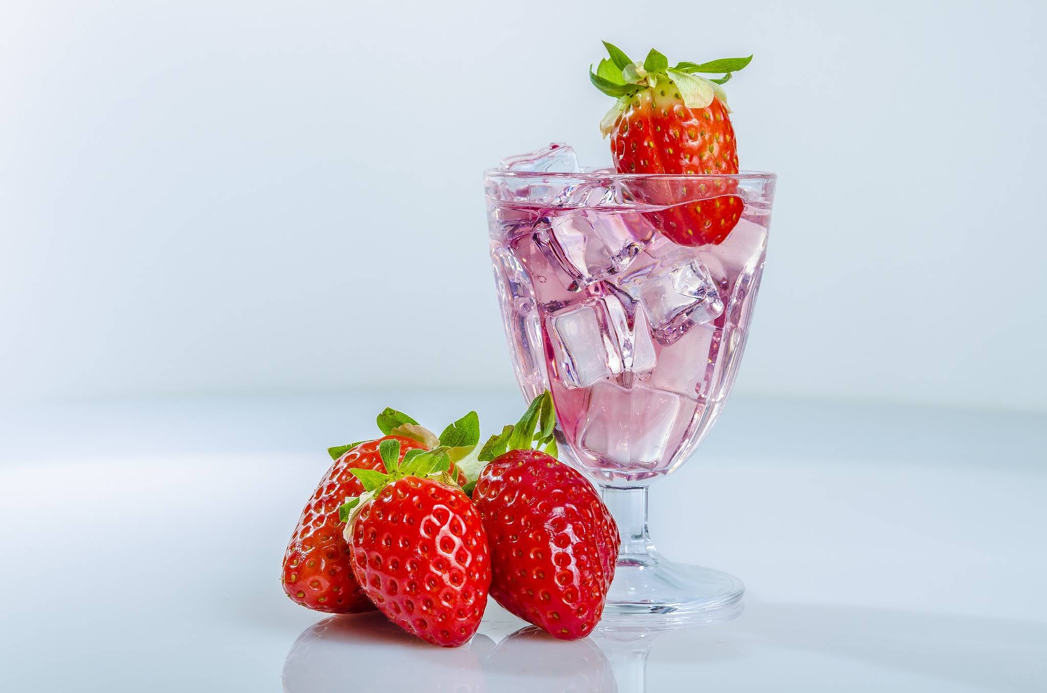 桌面上的壁纸浆果 草莓 结冰