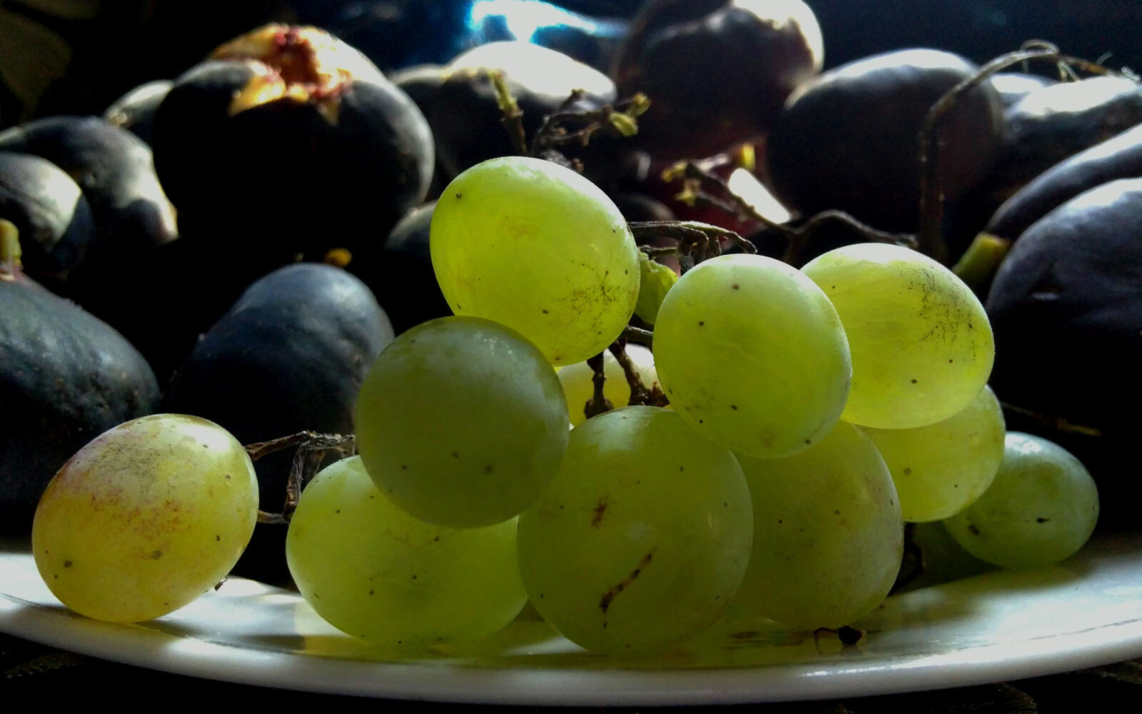 Обои гроздь виноград зеленое на рабочий стол