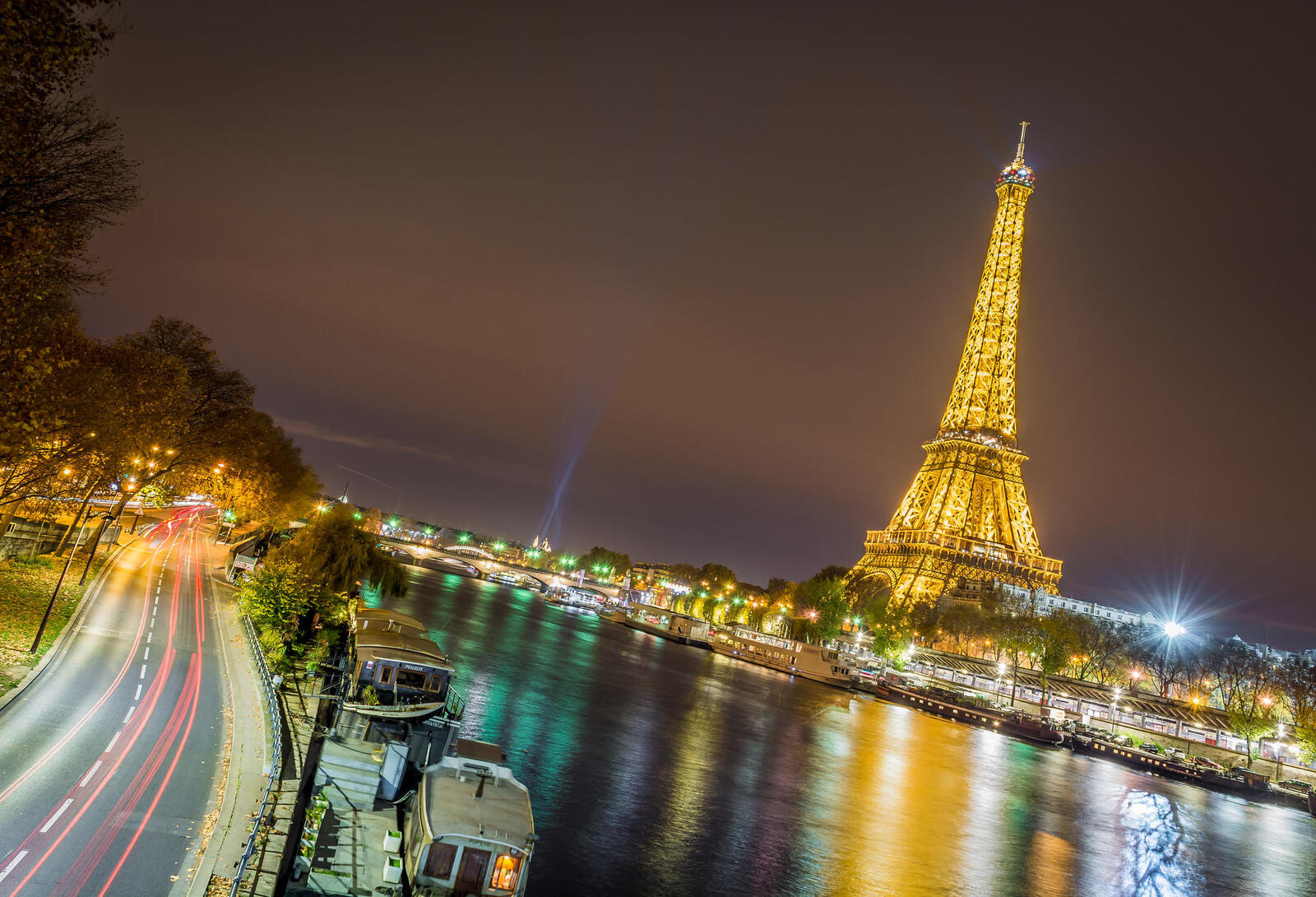 Free photo Illuminated Eiffel Tower at night time