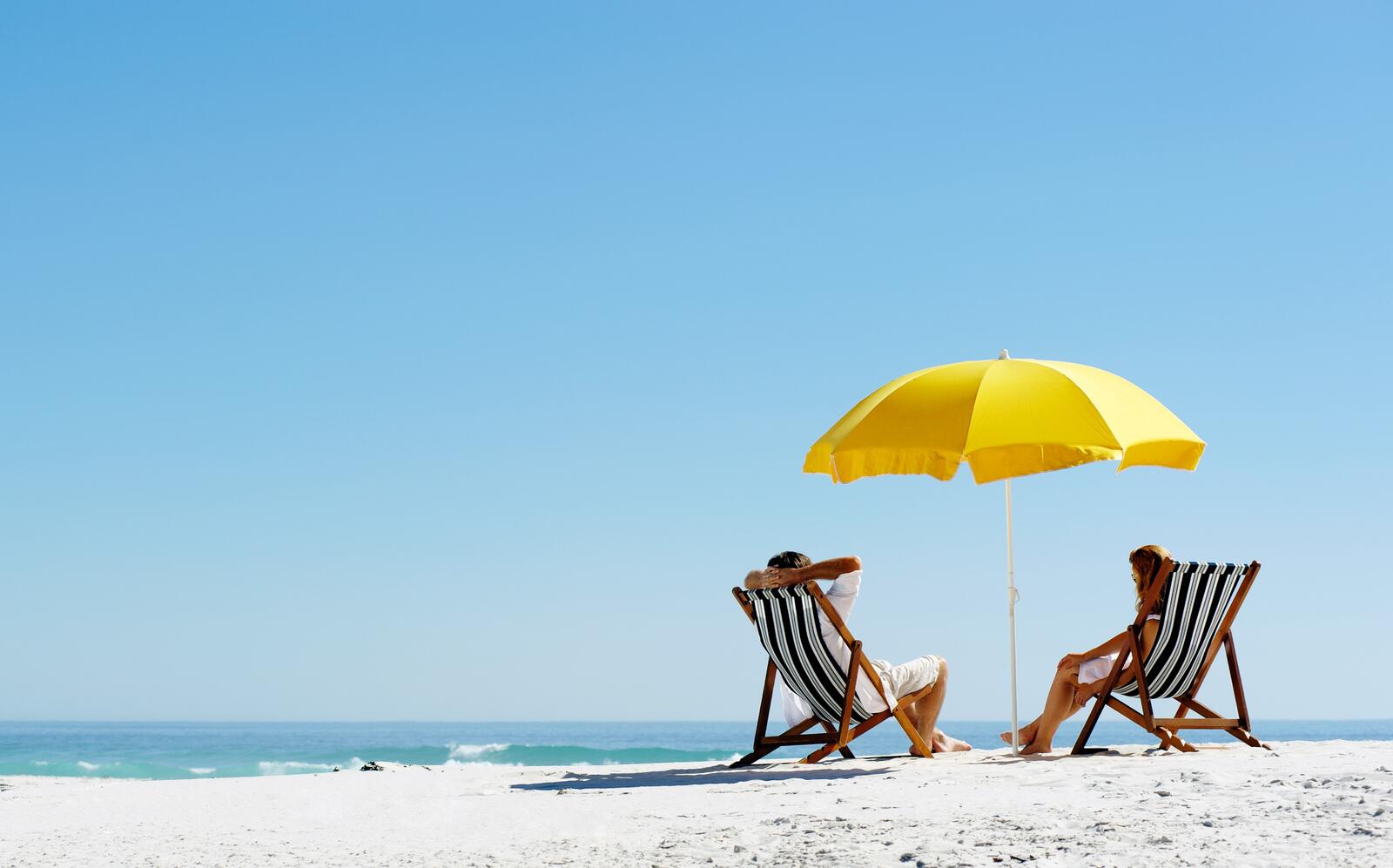 Обои отдых пляжные скамейки пляжный зонт на рабочий стол