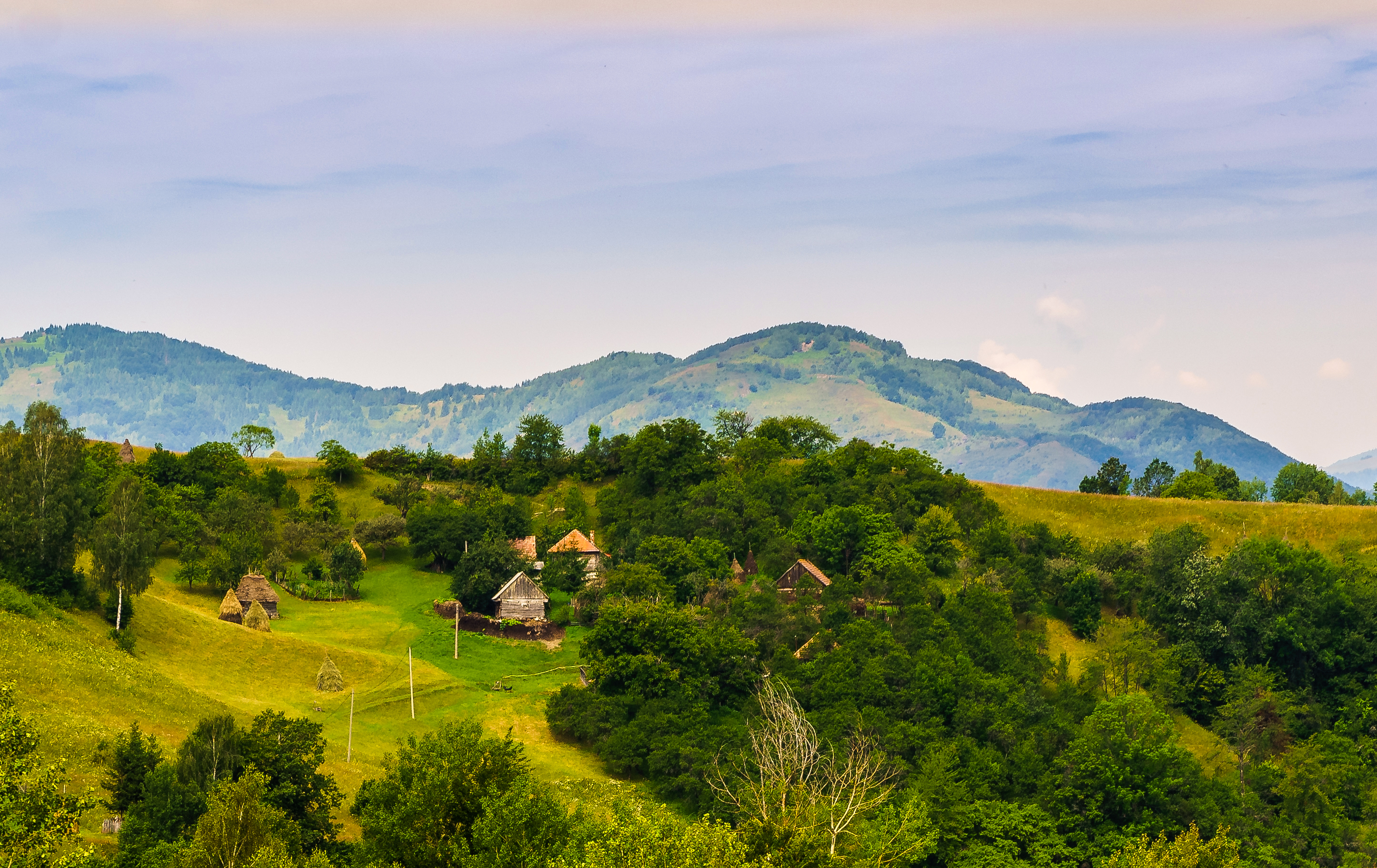 Обои холмы Румыния дома на рабочий стол