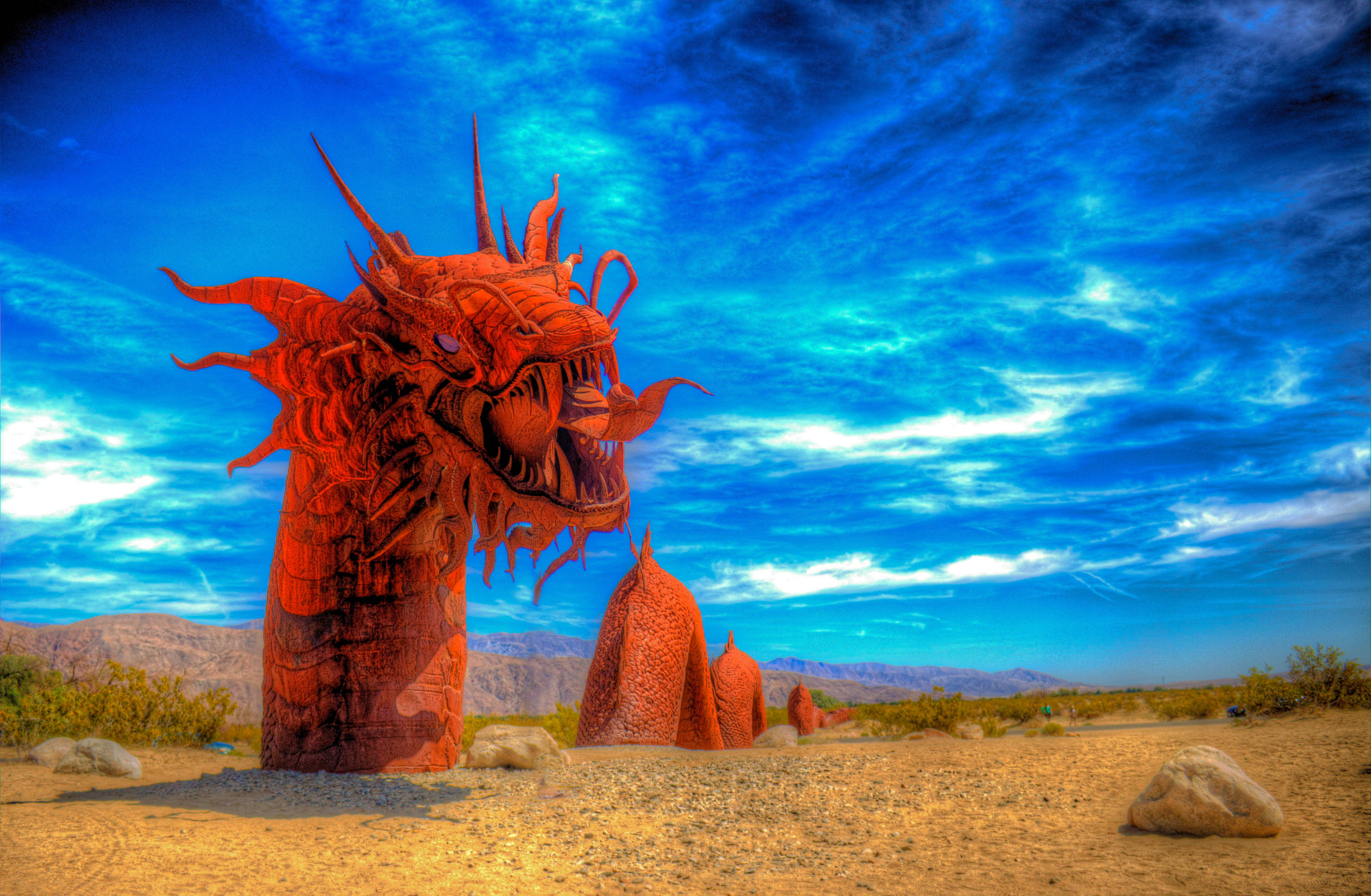 Обои Песчаная Змея на солнце Художественная ковка скульптура Ricardo Breceda фантастика на рабочий стол