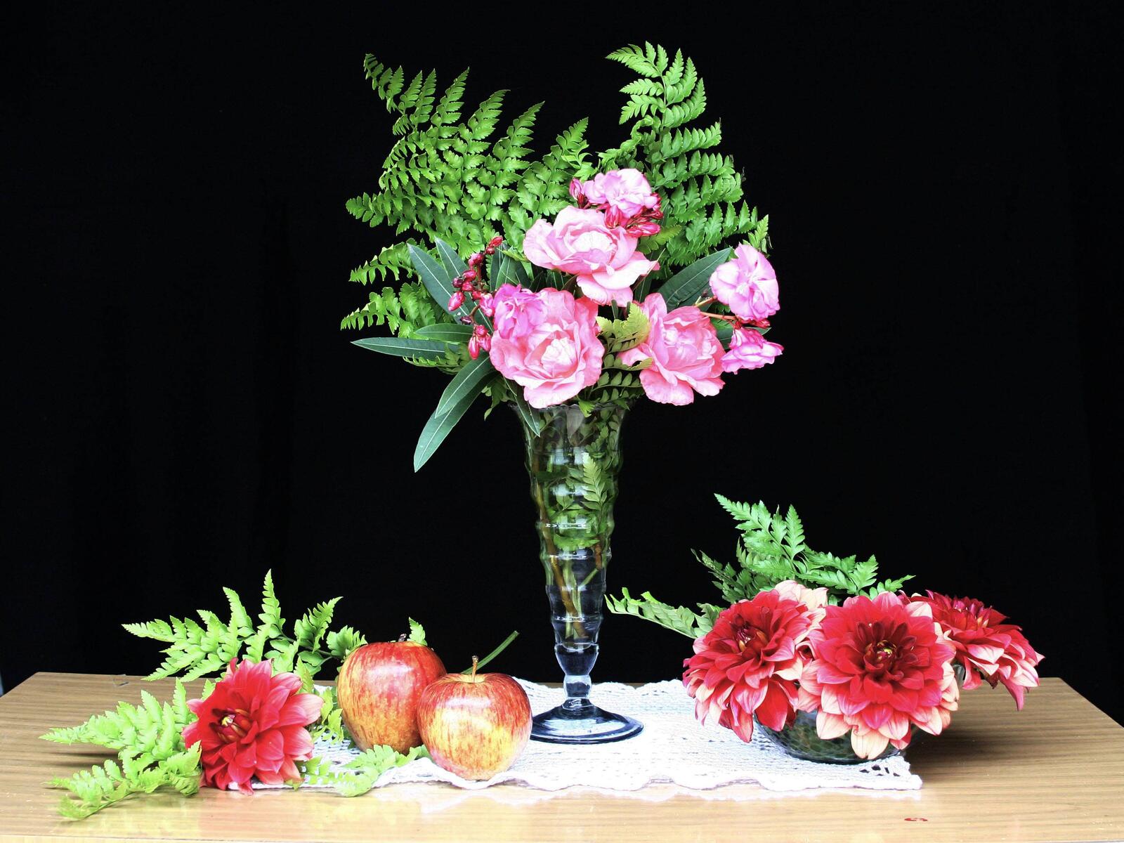 Обои натюрморт букет цветов ваза на рабочий стол