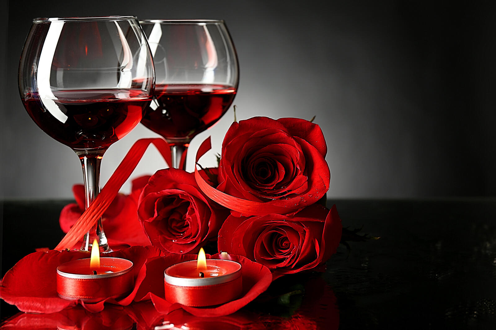 Обои День Святого Валентина бокалы свечи на рабочий стол