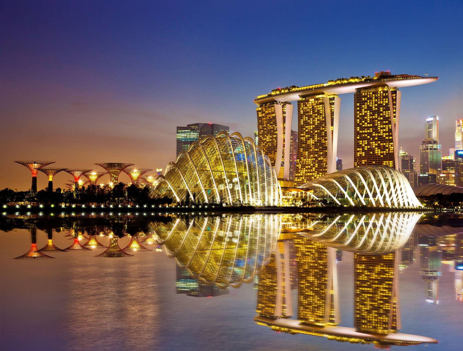 Обои отражение Сингапур здания на рабочий стол