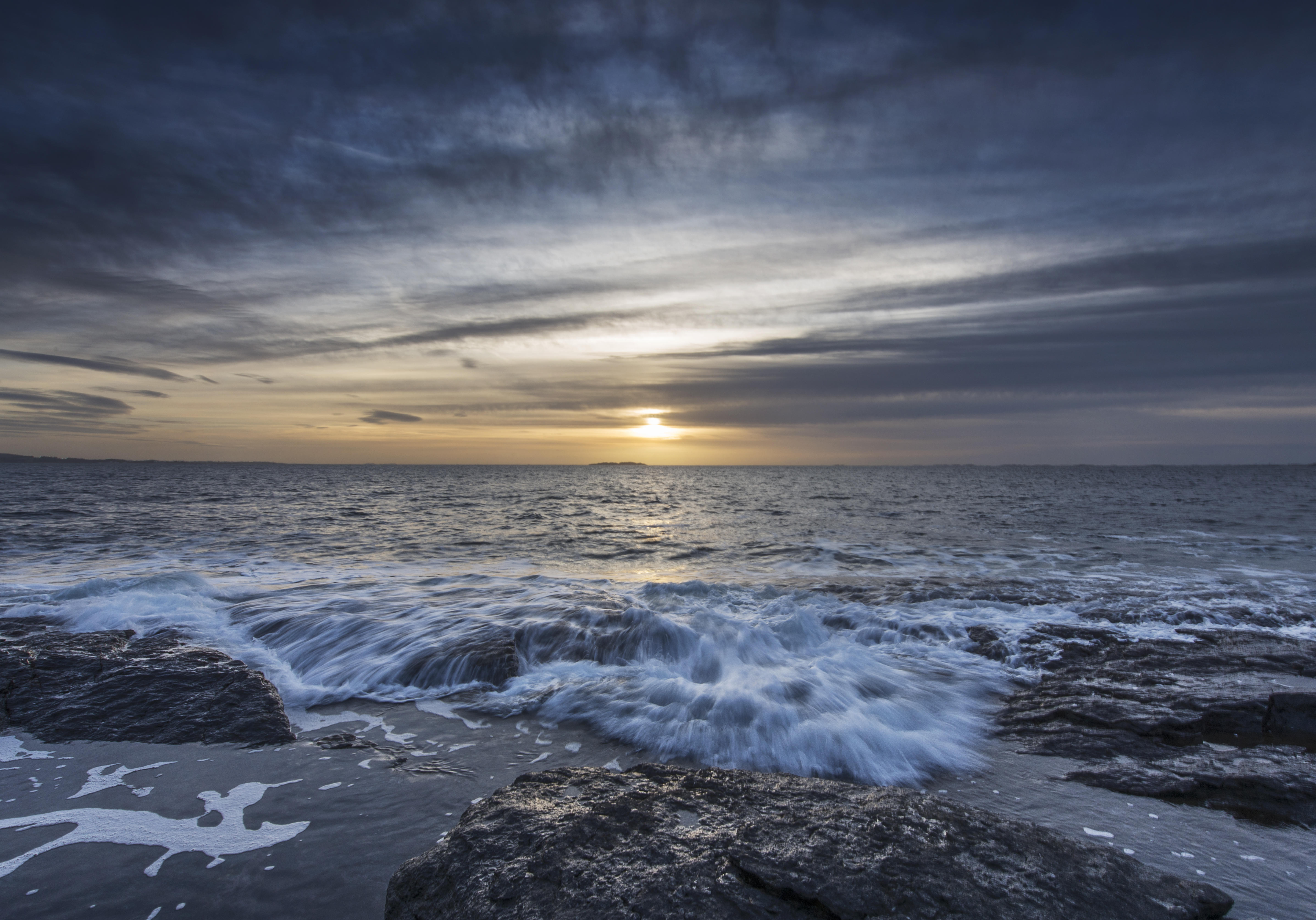 Бесплатное фото Скалы в песке к моря в норвегии