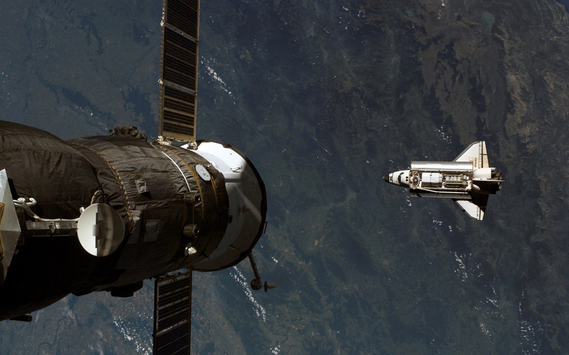 Фото космического корабля в космосе. Спейс шаттл космический корабль. Космический корабль шаттл Атлантис. Космические аппарат Спейс шаттл. Станция мир и шаттл Атлантис.