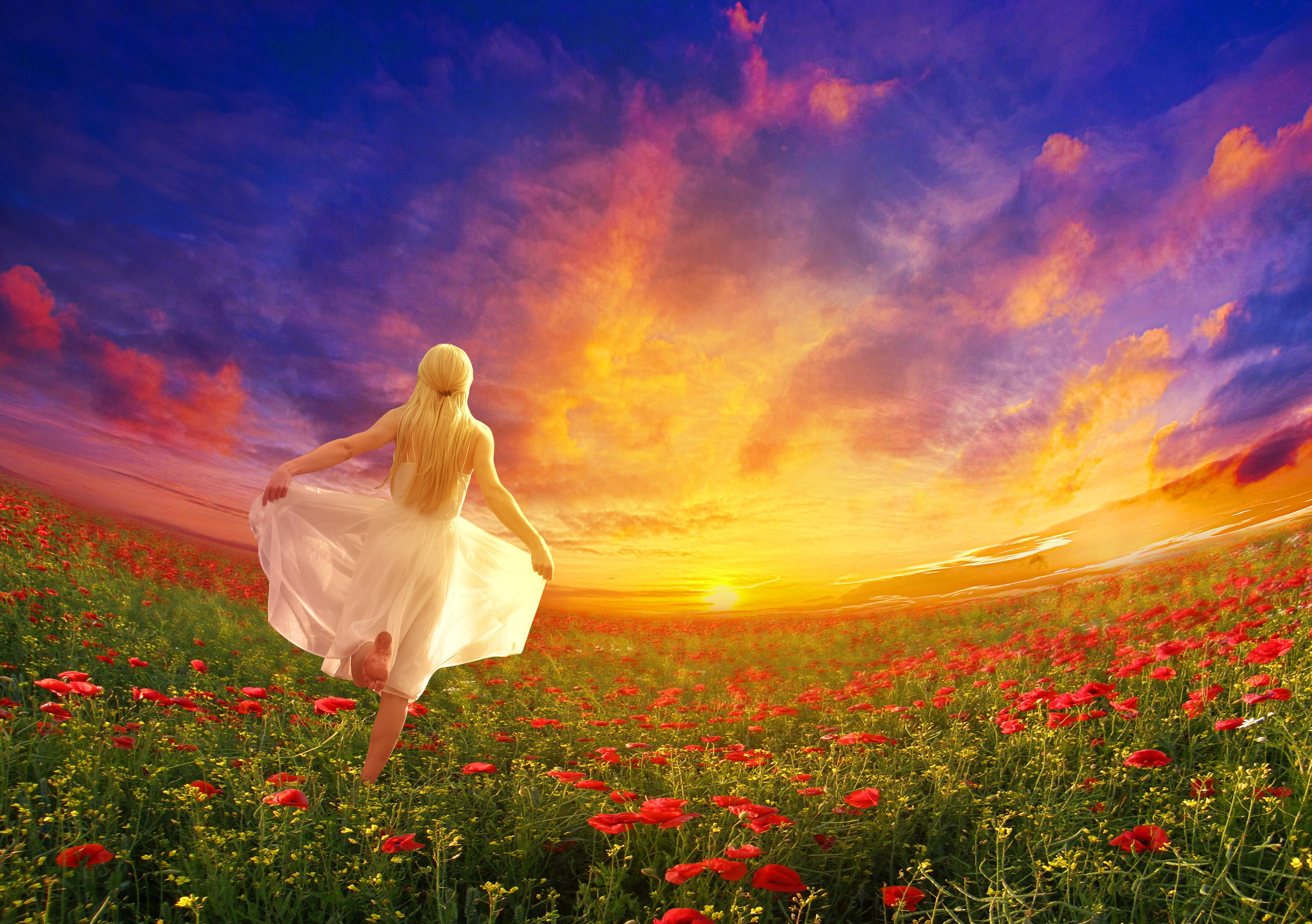 Бегу по ветру песня. Девушка в цветочном поле. Девушка поле цветы. Девушка бежит в поле цветов. Девушка бежит по полю.