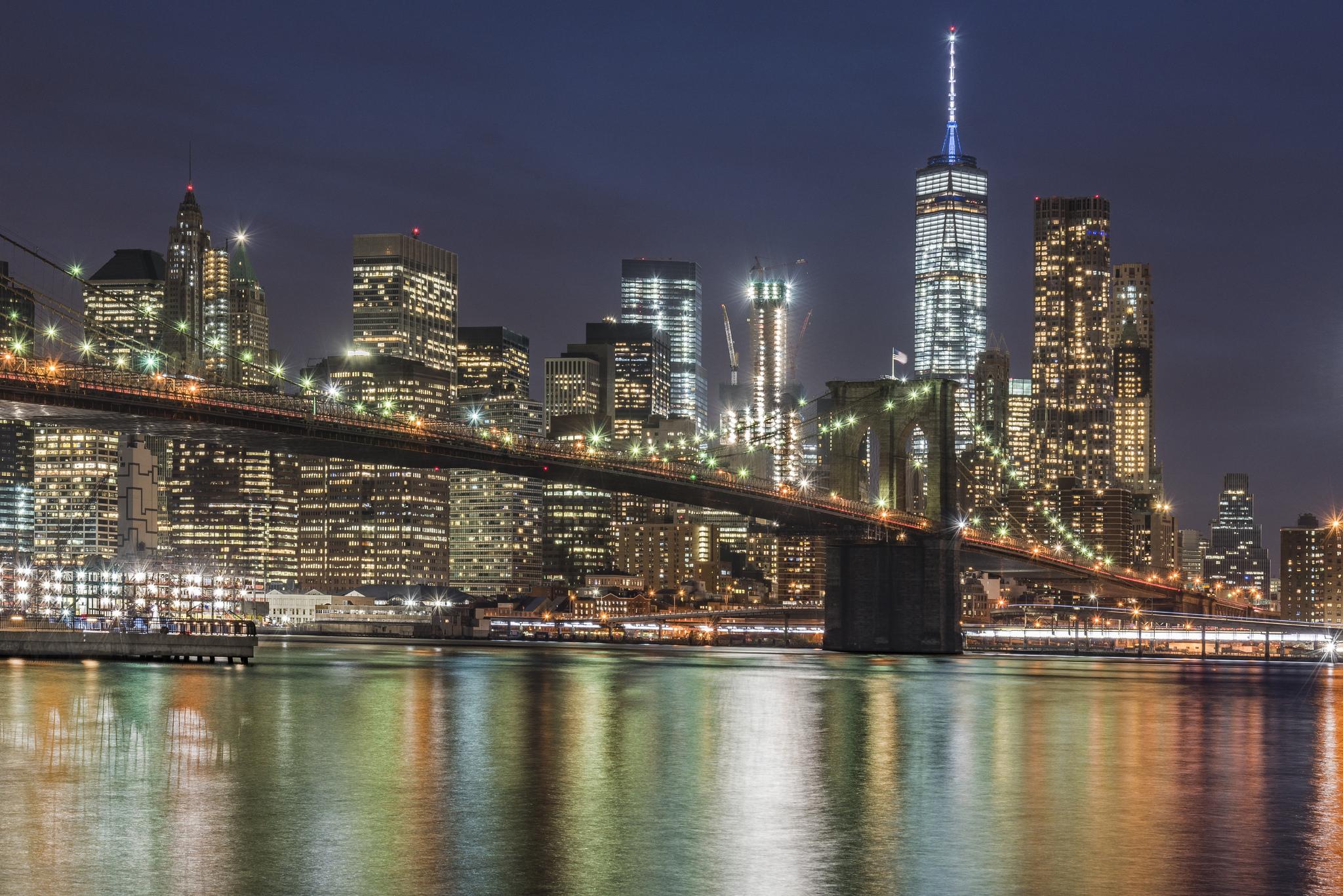 Обои Бруклинский мост США соединяет Бруклин и Манхэттен в городе Нью-Йорке на рабочий стол