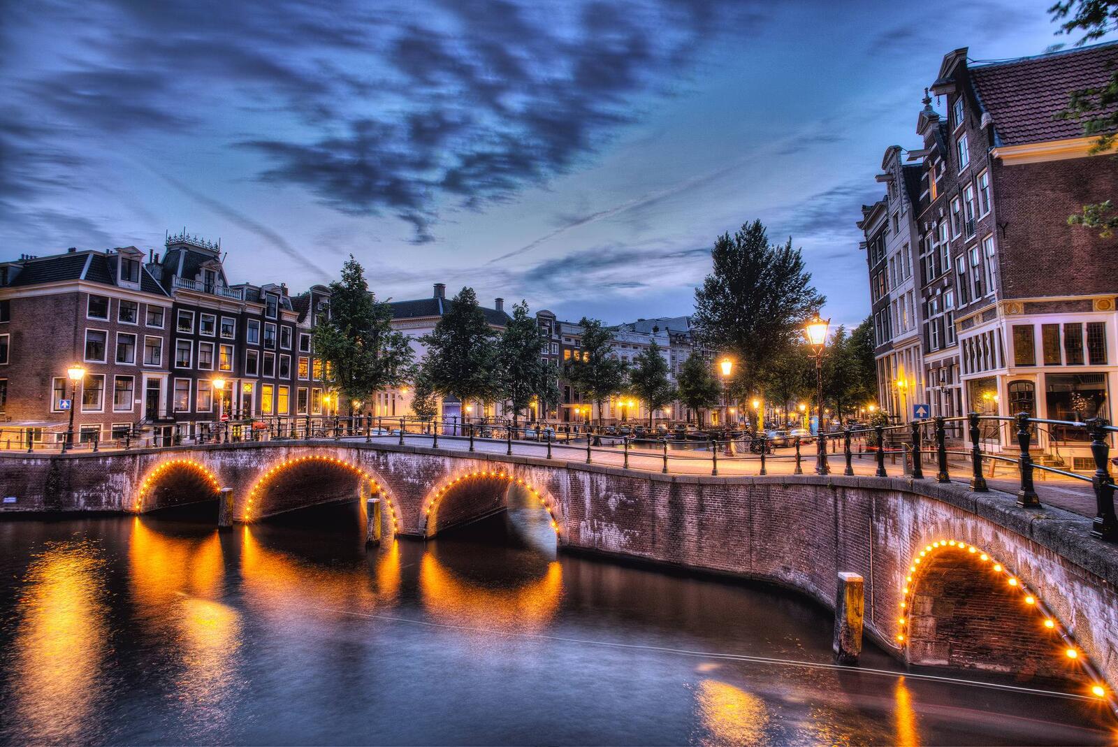 Обои Нидерланды вечер столица и крупнейший город нидерландов на рабочий стол