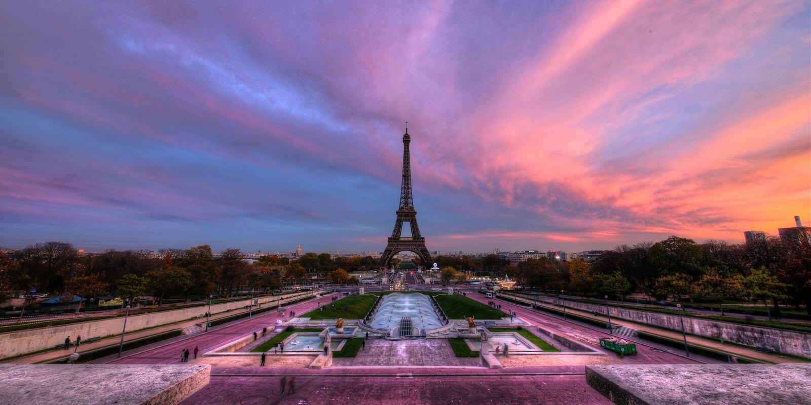 Wallpapers sunset Eiffel Tower darkens on the desktop