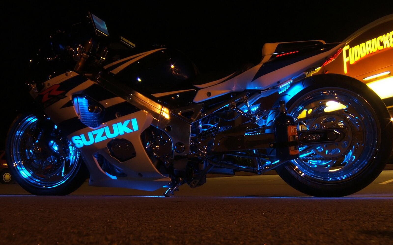 Wallpapers Suzuki sportbike night on the desktop