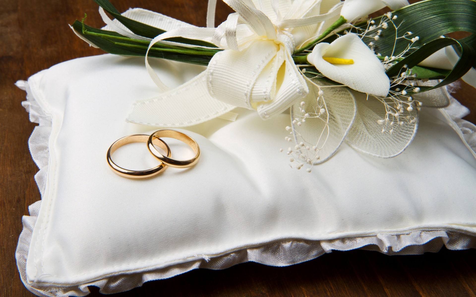 Обои свадьба подушка обручальные кольца на рабочий стол