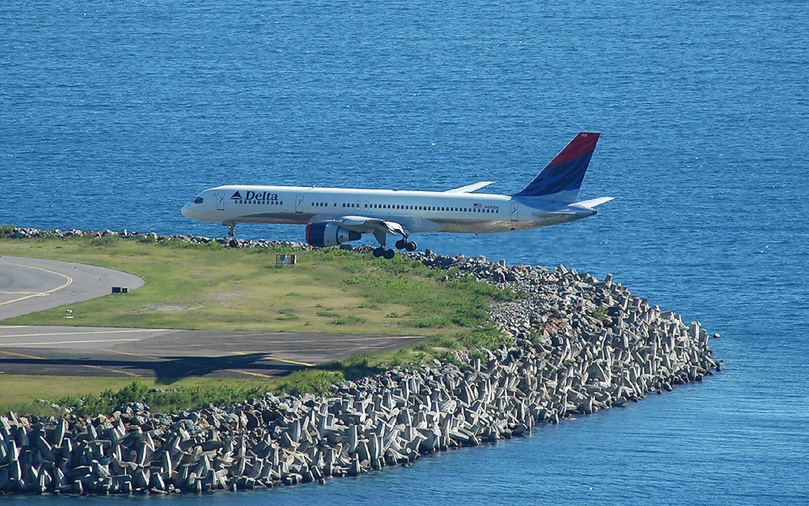 Обои самолет пассажирский посадка на рабочий стол