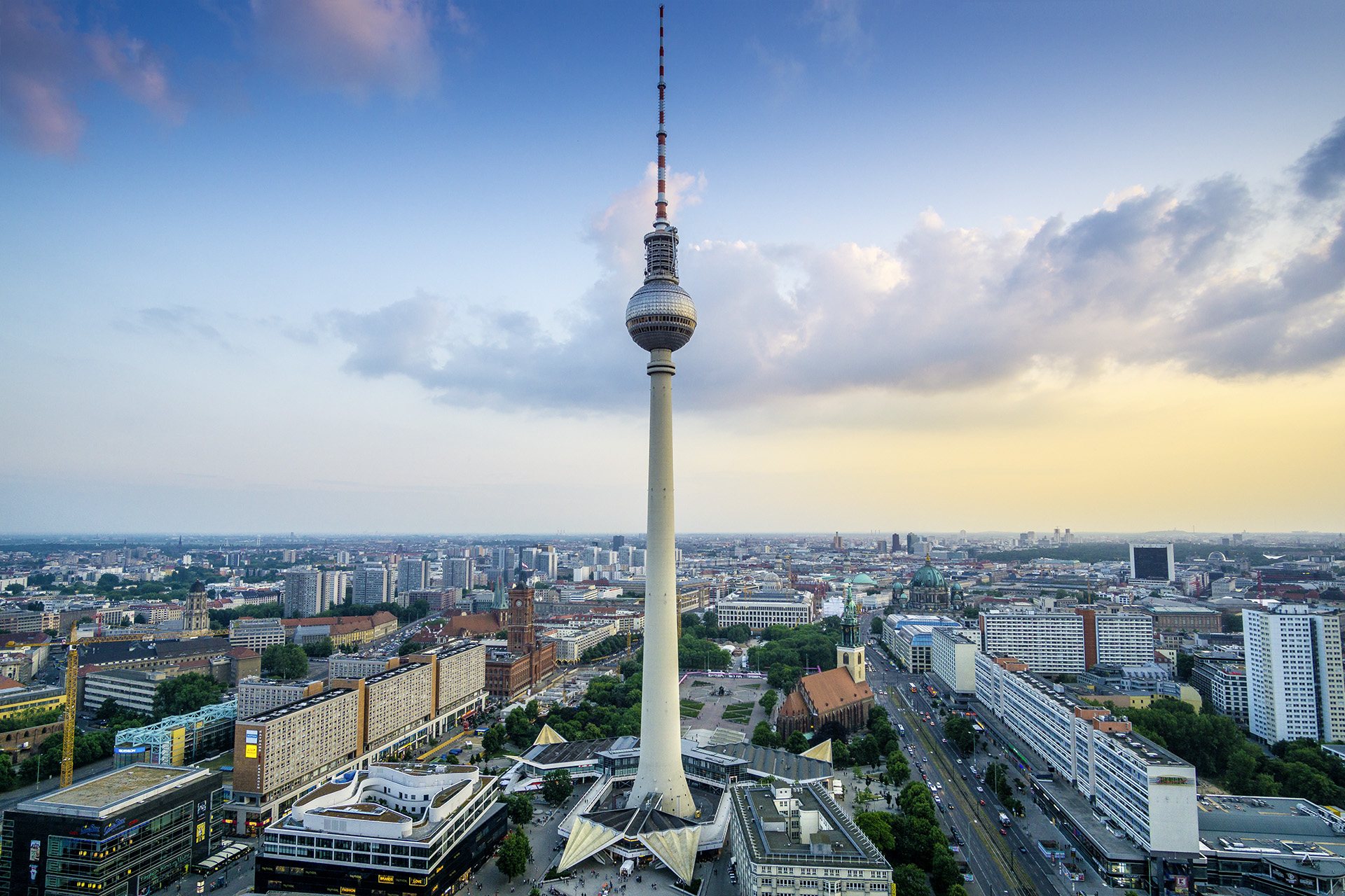 Обои вид сверху крыши домов Берлин на рабочий стол