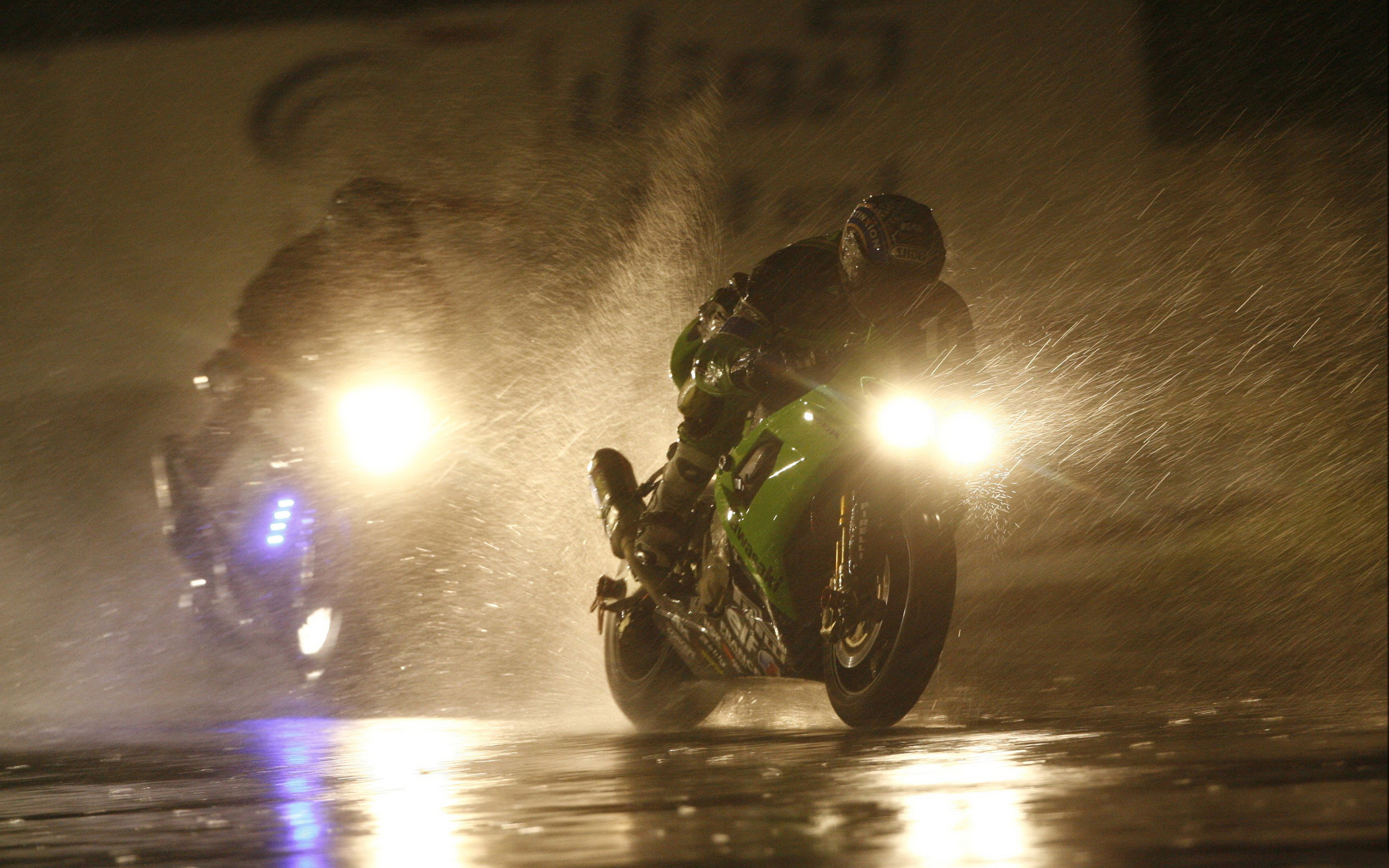 桌面上的壁纸摩托车 晚上 雨水