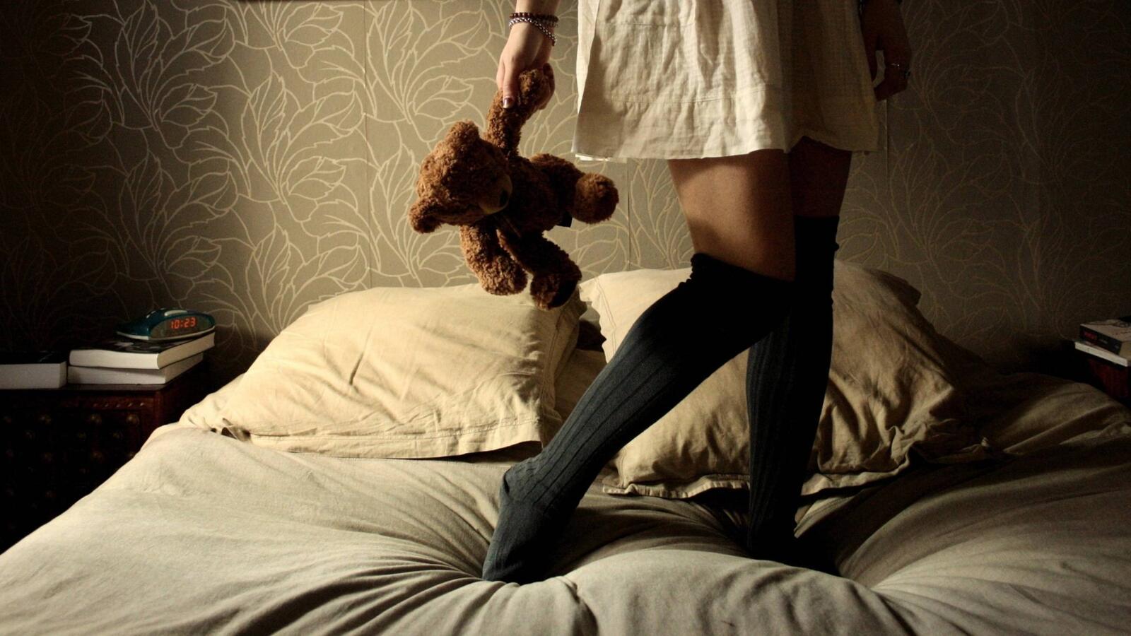 Wallpapers girl with Teddy bear bed mood on the desktop