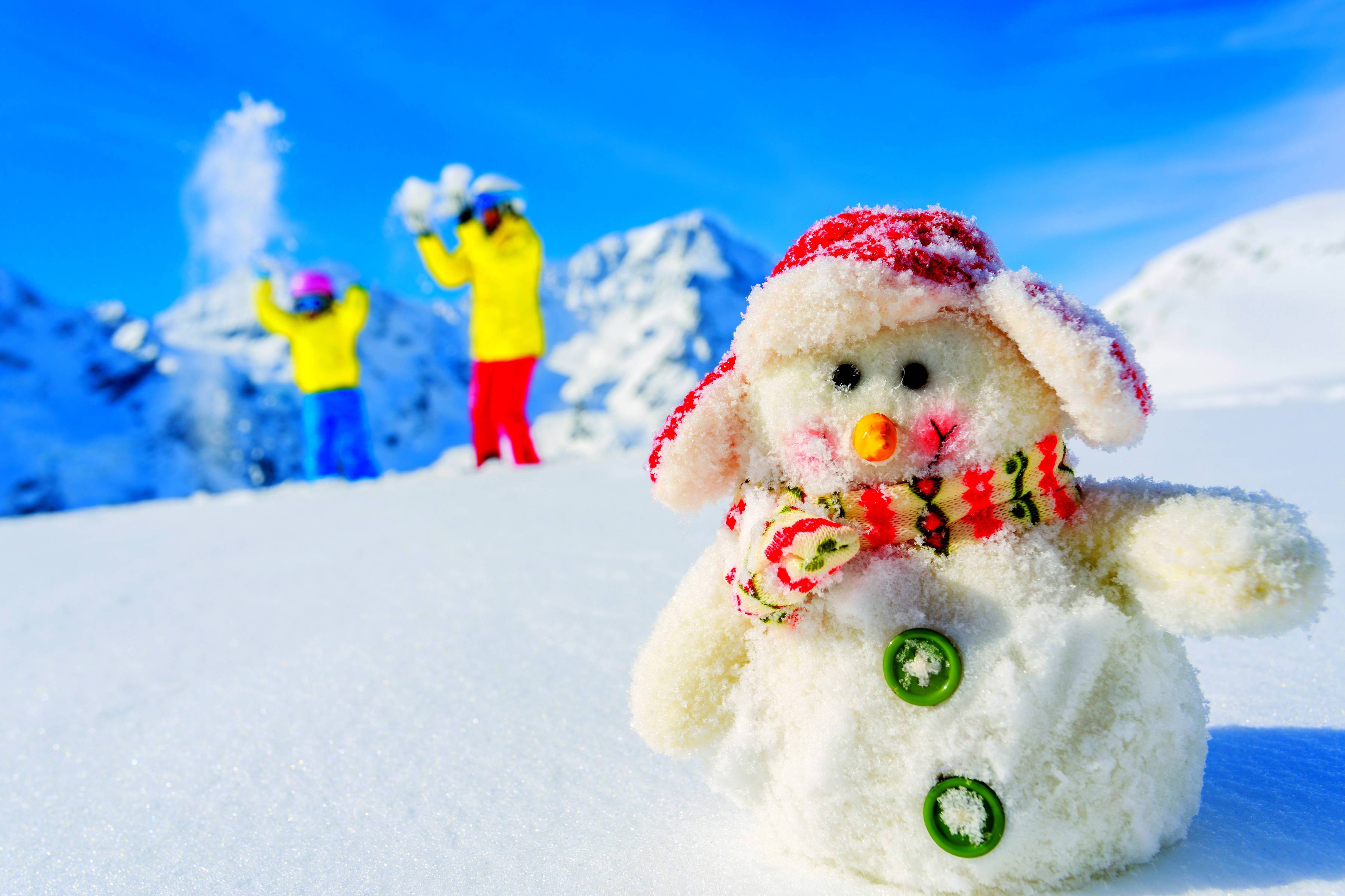 Зима картинки весело. Снеговик красивый. Зима. Снеговик на рабочий стол. Разноцветный снег.
