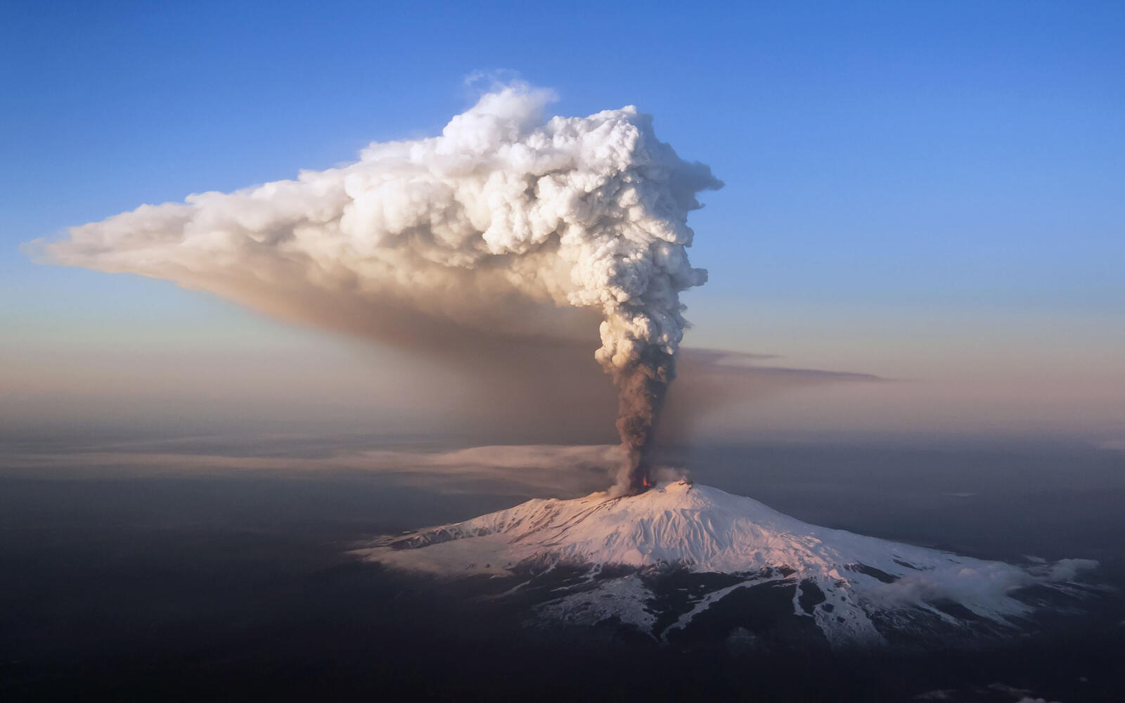 Обои извержение дым вулкан на рабочий стол