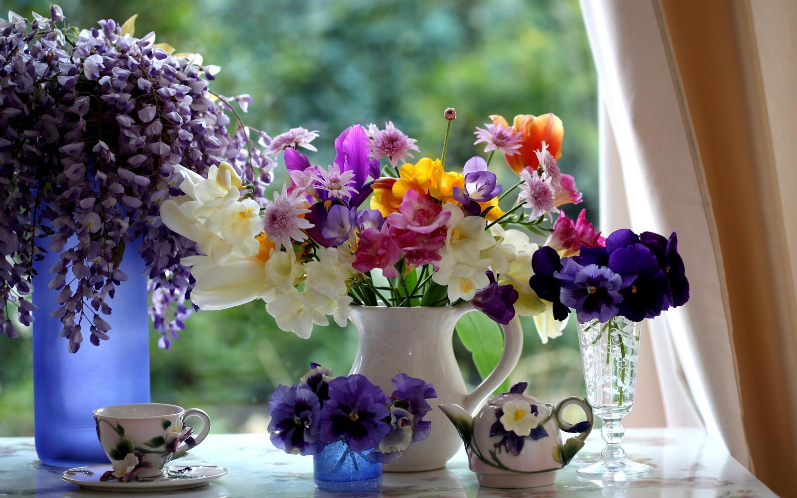 Обои подоконник вазы цветы на рабочий стол