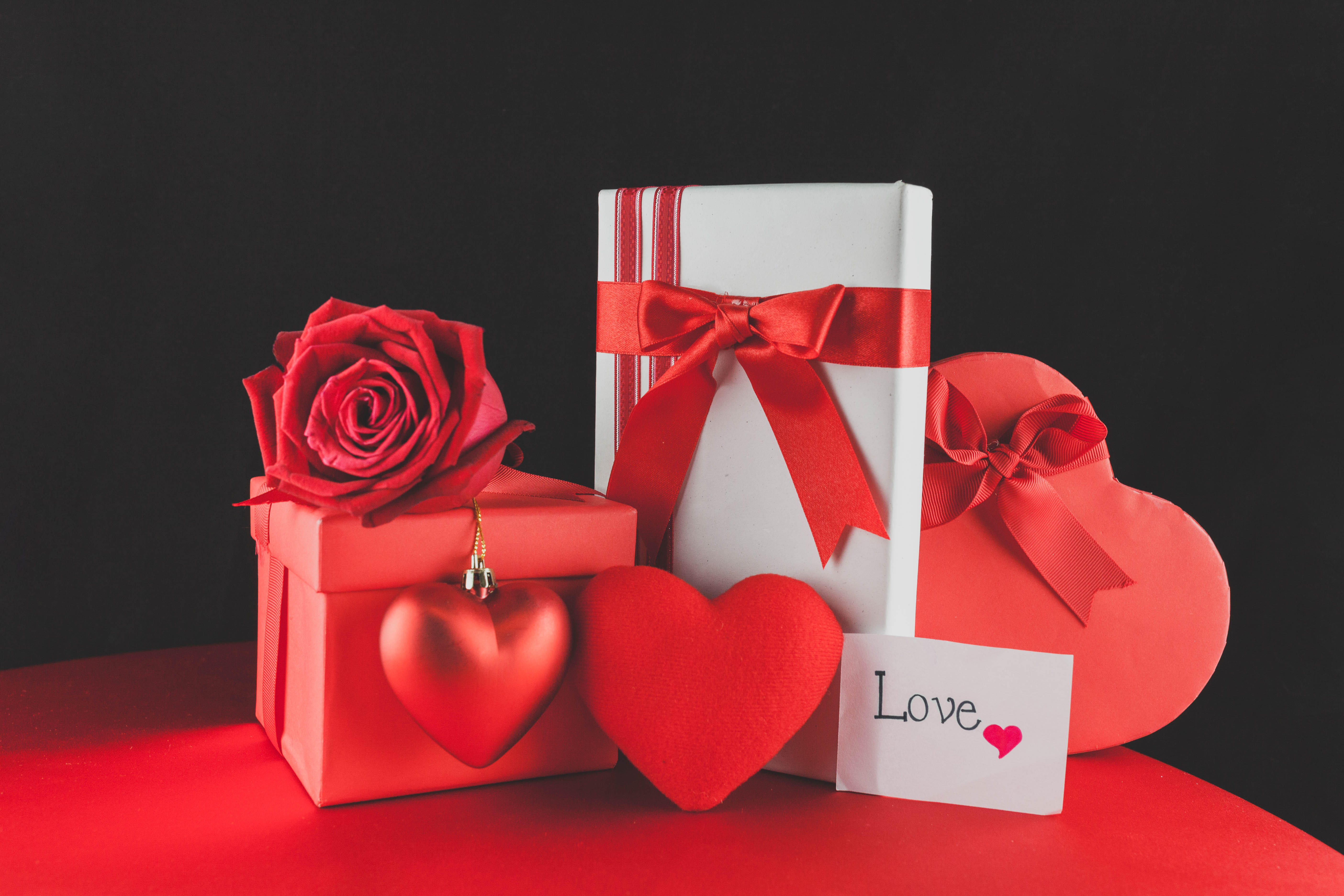 Бесплатное фото Подарки с красной розой на день святого валентина