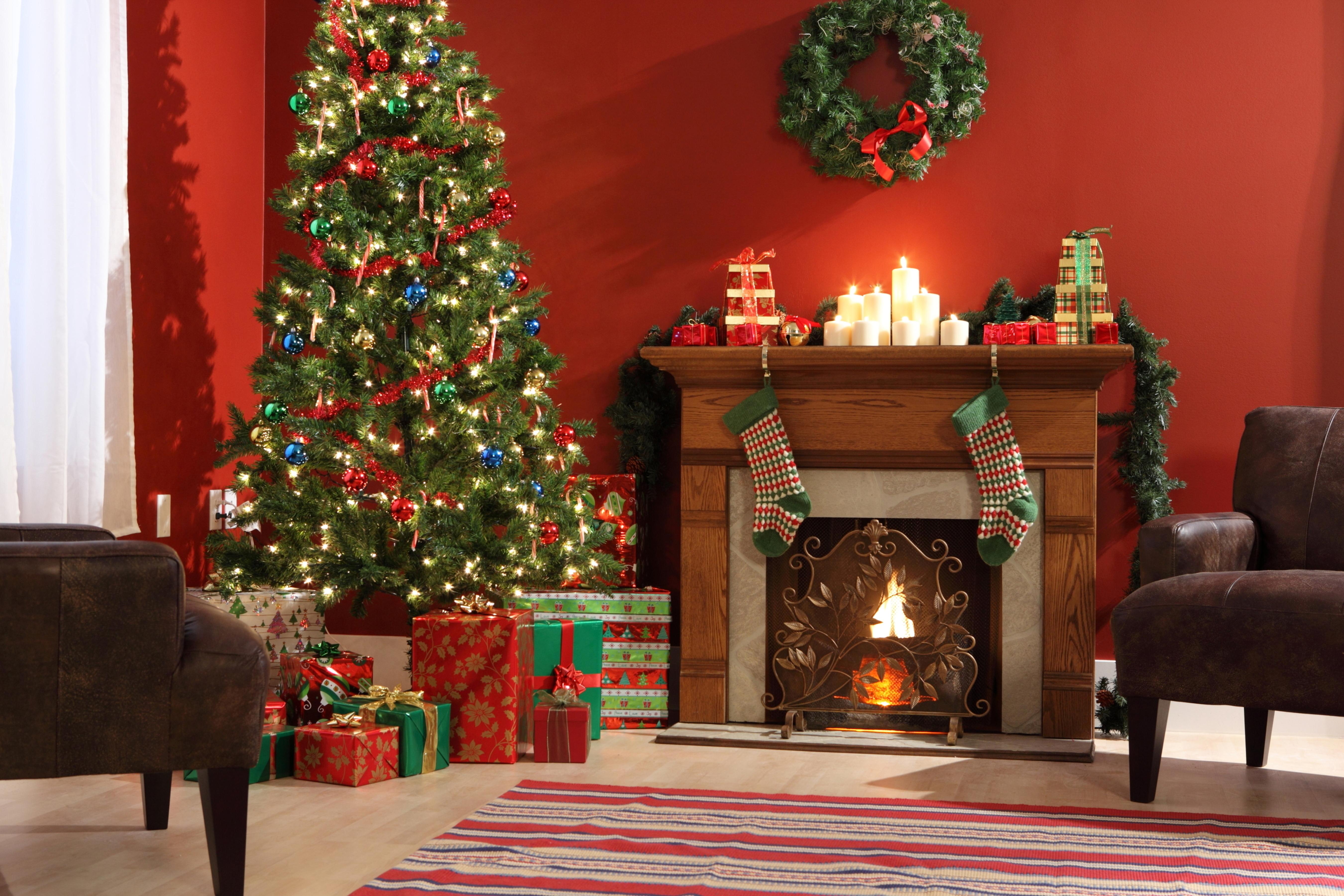 桌面上的壁纸新年 室内的圣诞树 火炉