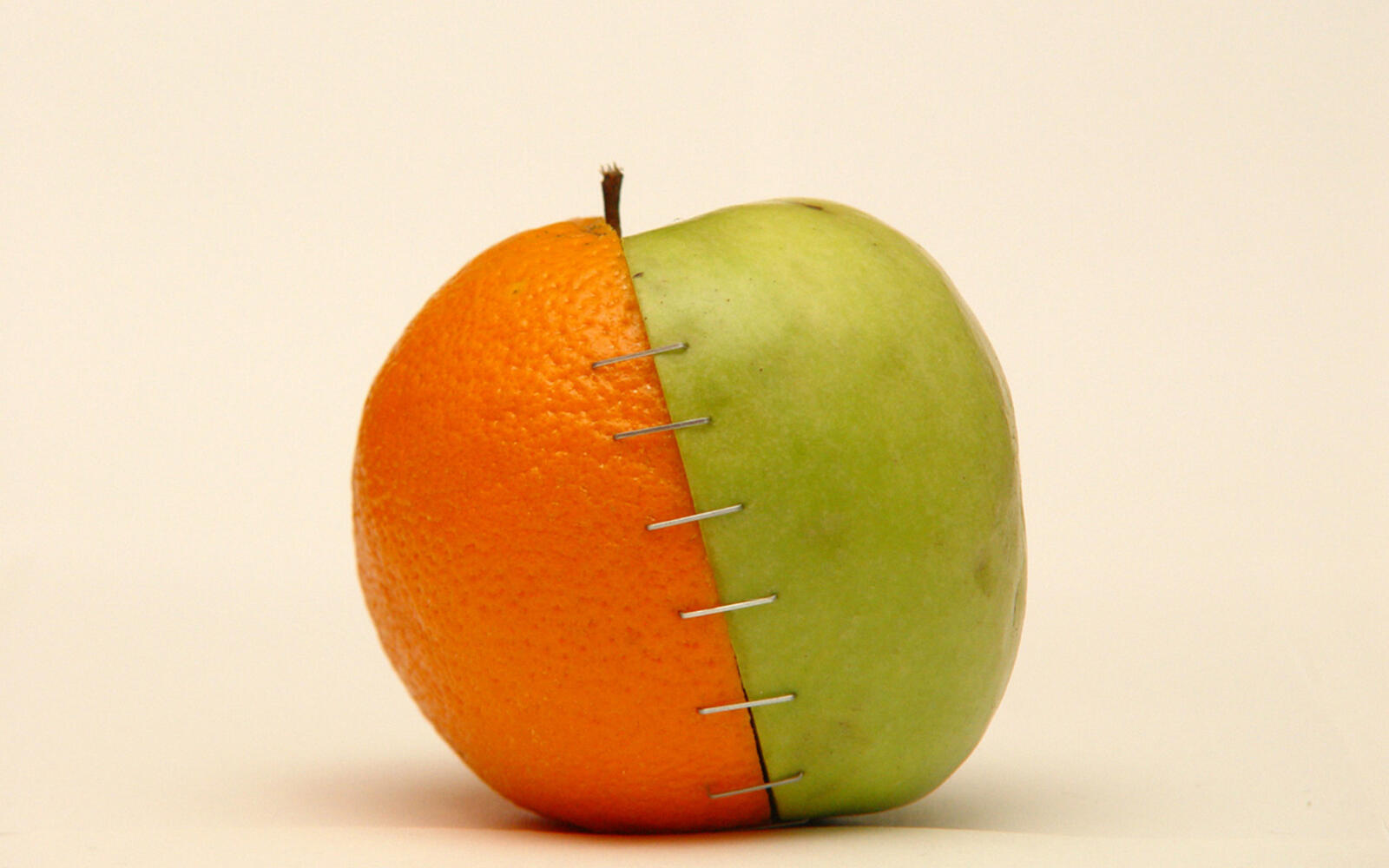 Обои яблоко скобы фрукты на рабочий стол