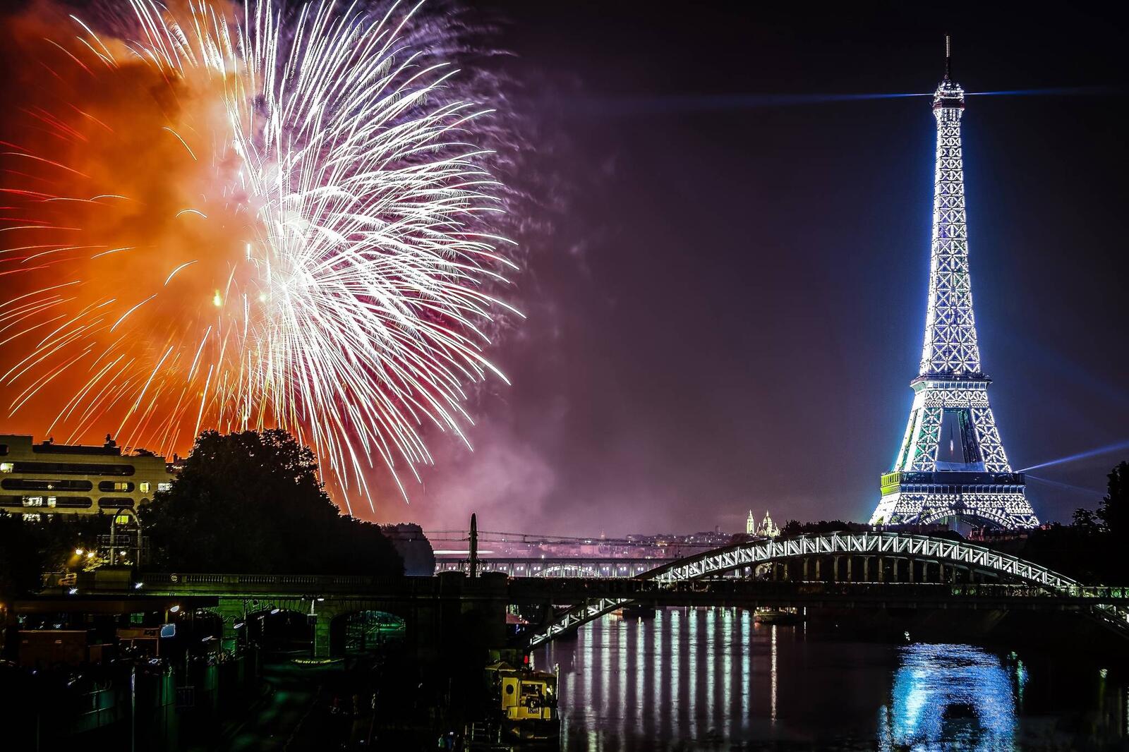 Wallpapers Paris Eiffel Tower salute on the desktop