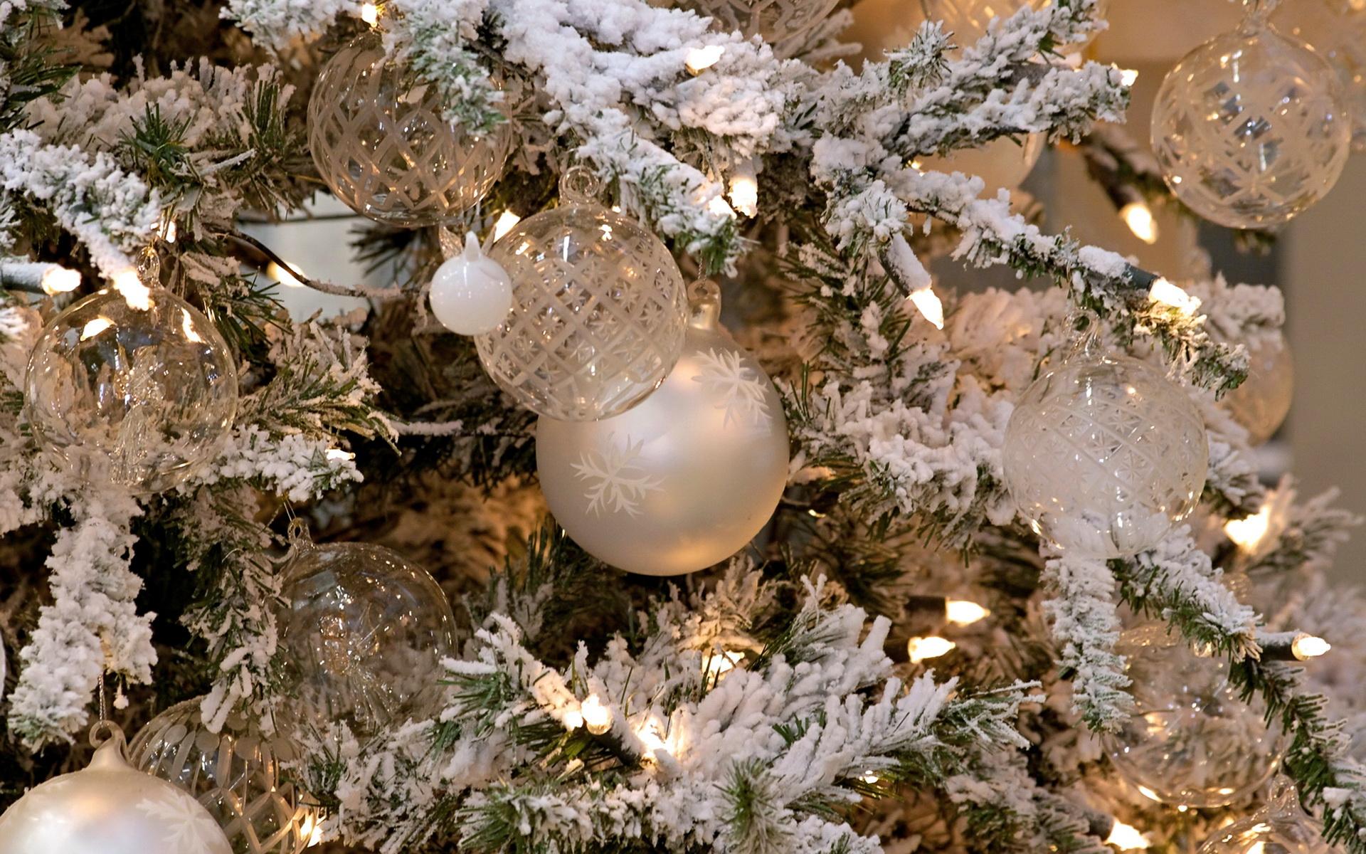 Обои Новогодние прозрачные шары еловые ветки снег на рабочий стол