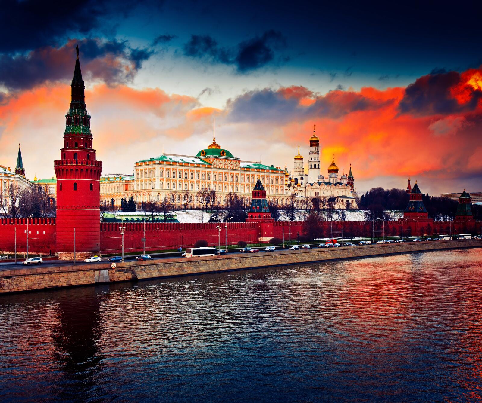 Обои Московский Кремль оранжевое небо Москва на рабочий стол