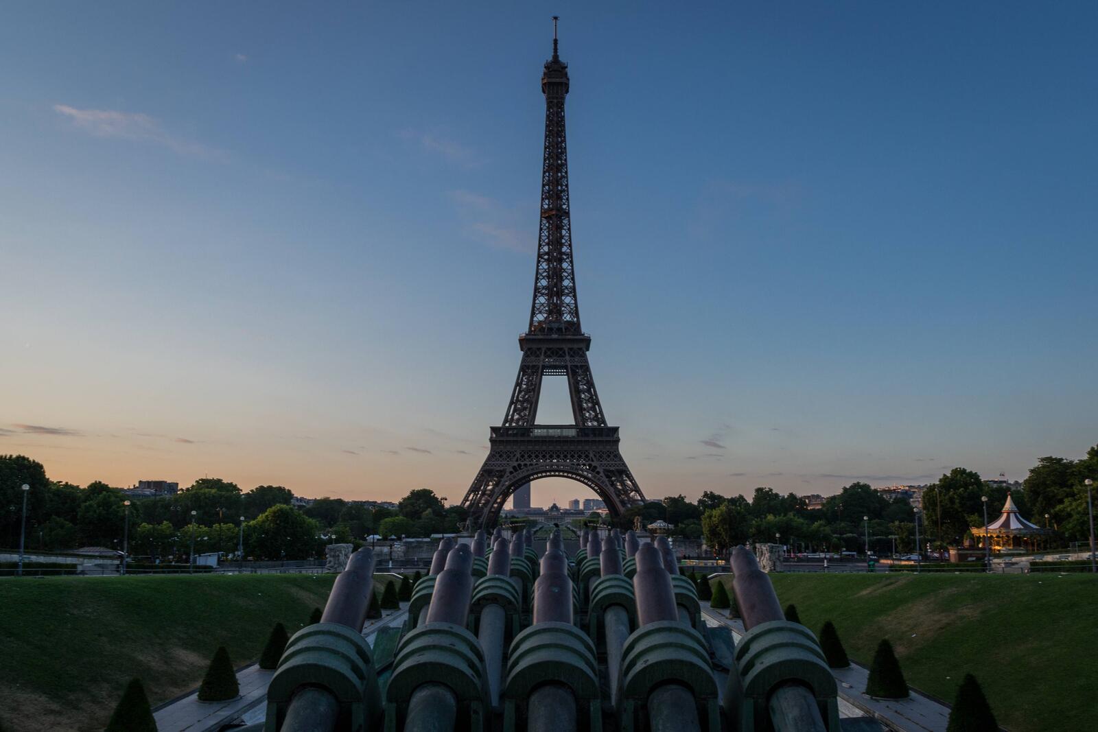 Wallpapers city Eiffel Tower darkens on the desktop
