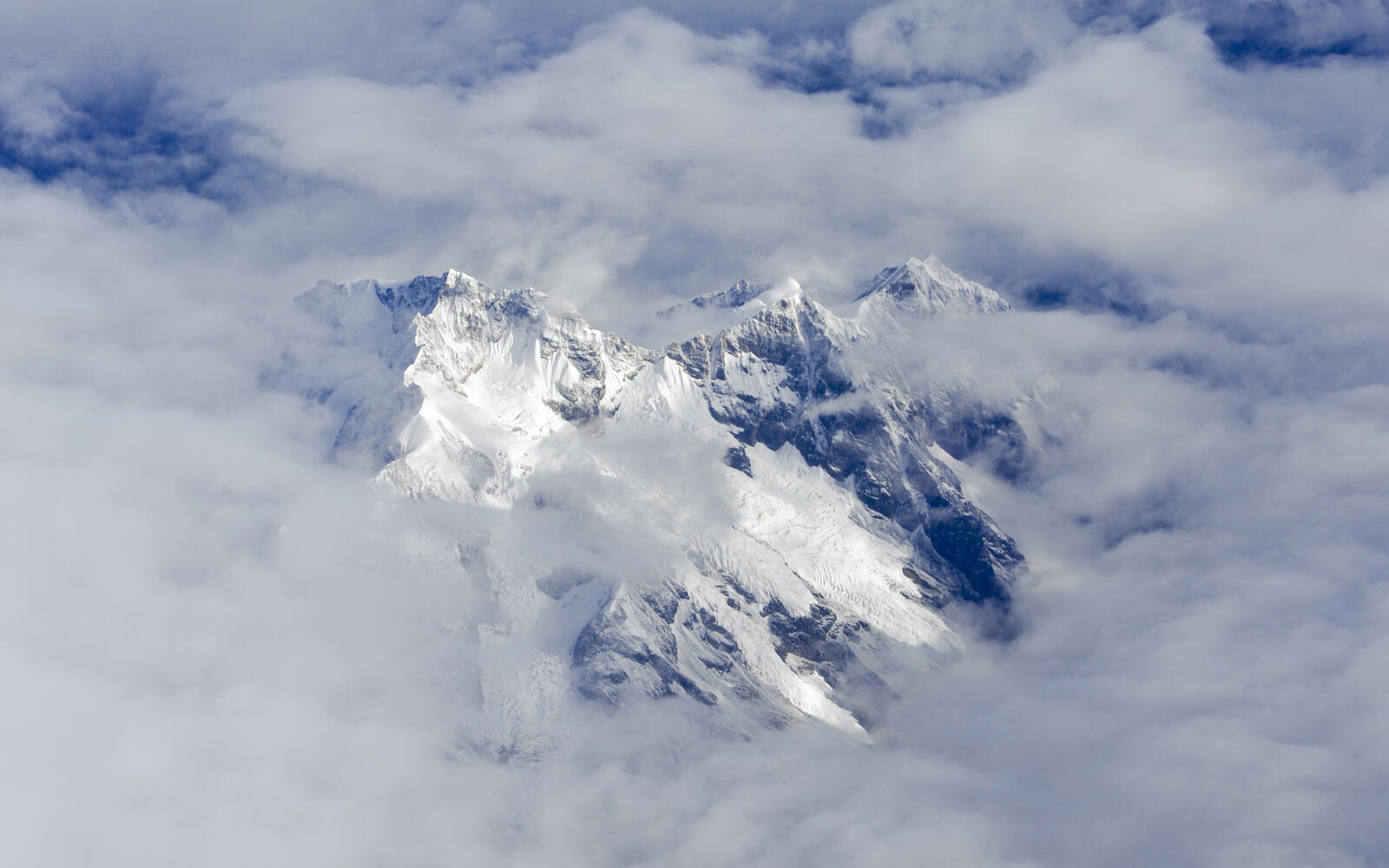 Обои Эверест с высока облака холм на рабочий стол