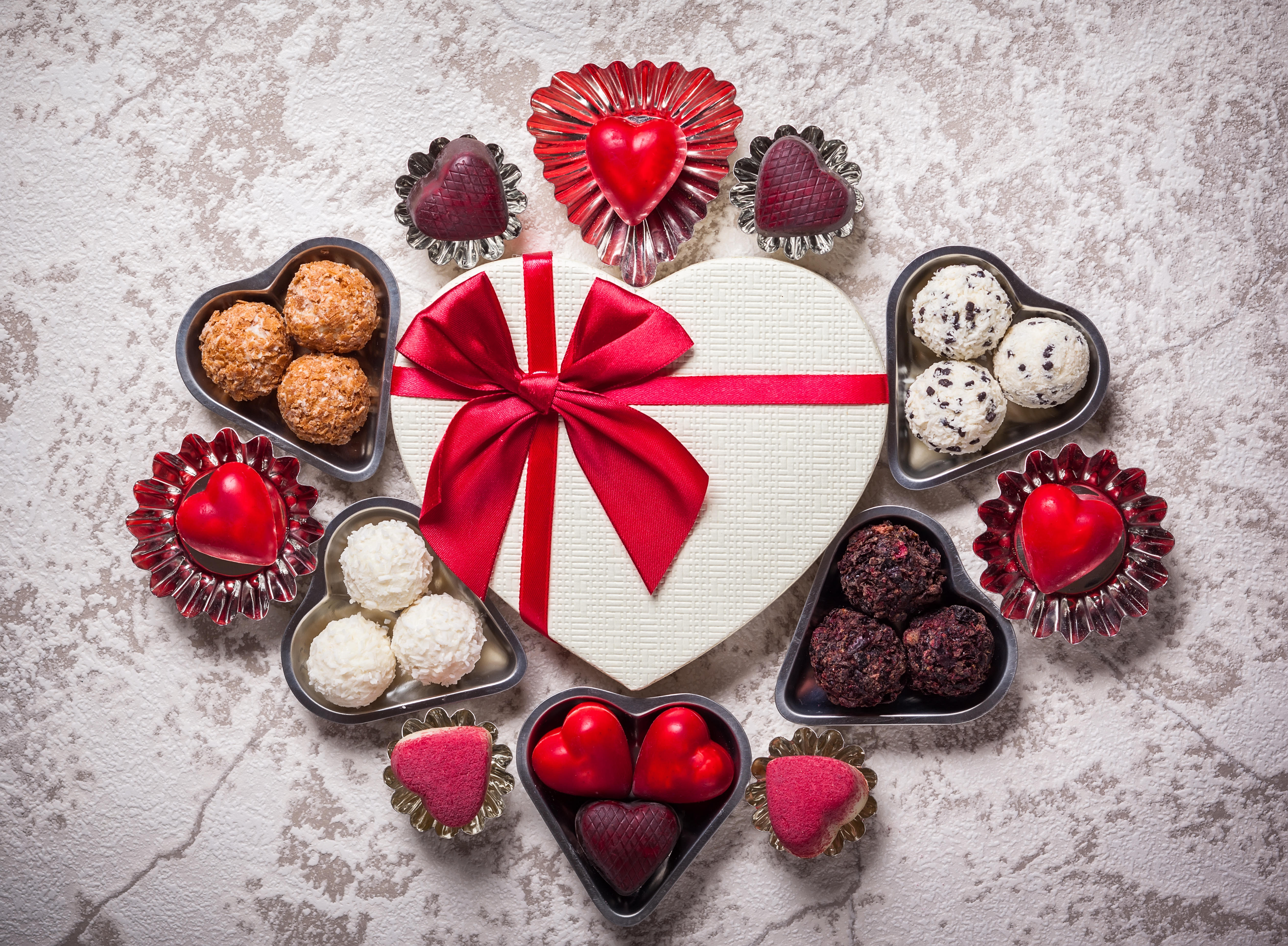 Бесплатное фото Коробки с конфетами на день влюбленных