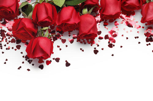 Красные розы с красным сердечками