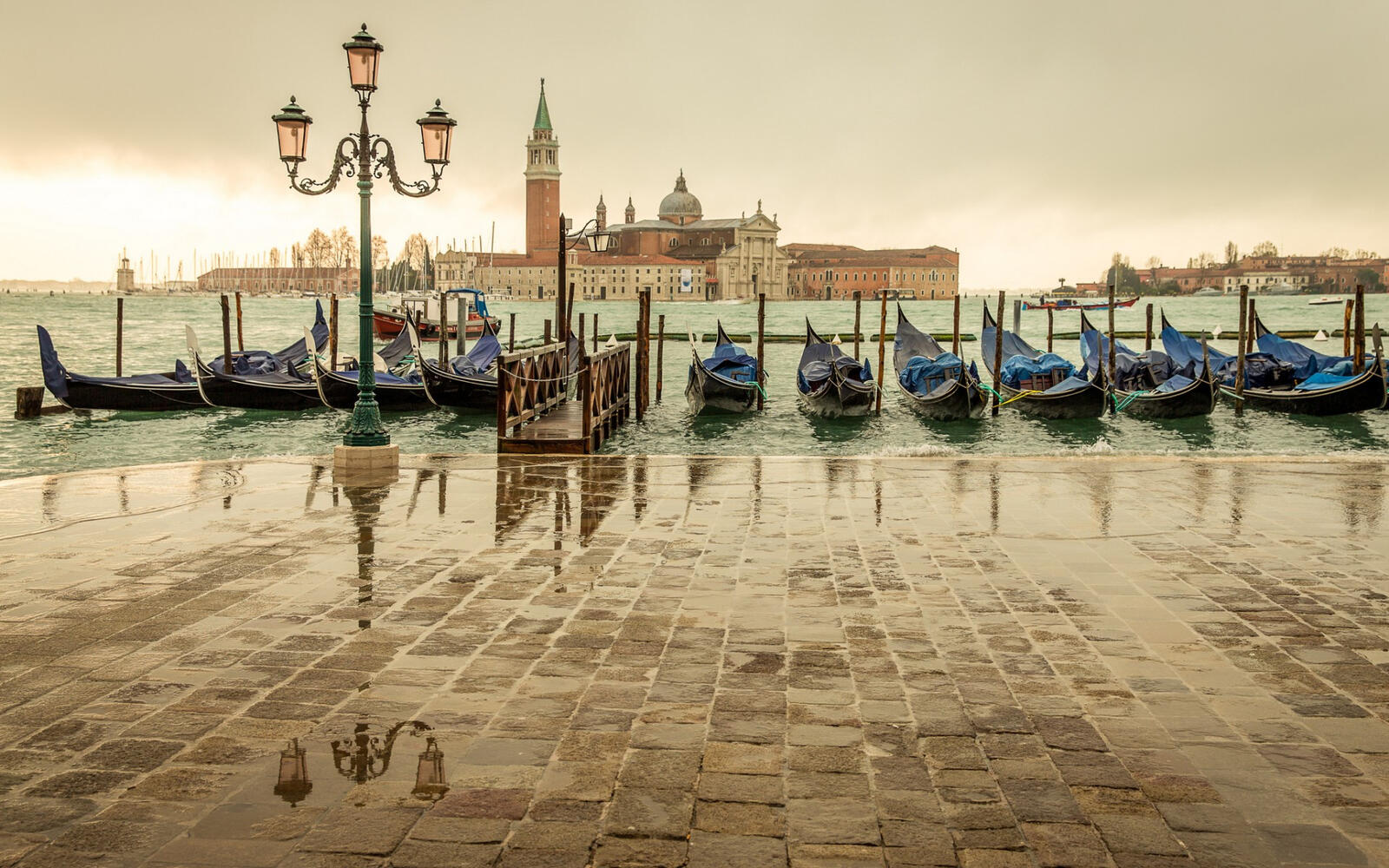 Wallpapers Venice embankment lantern on the desktop