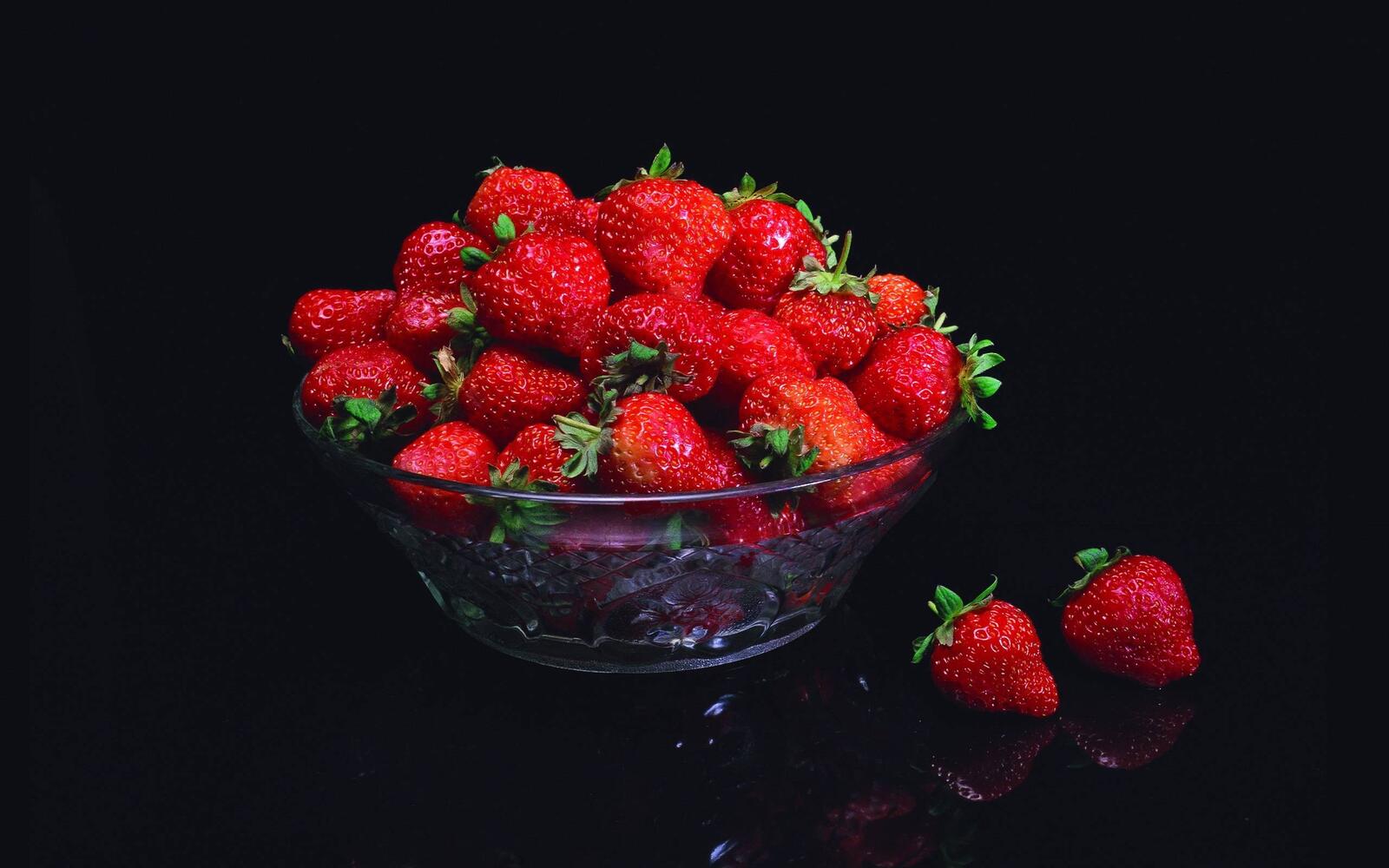 Wallpapers strawberries in the dish transparent plate black background on the desktop